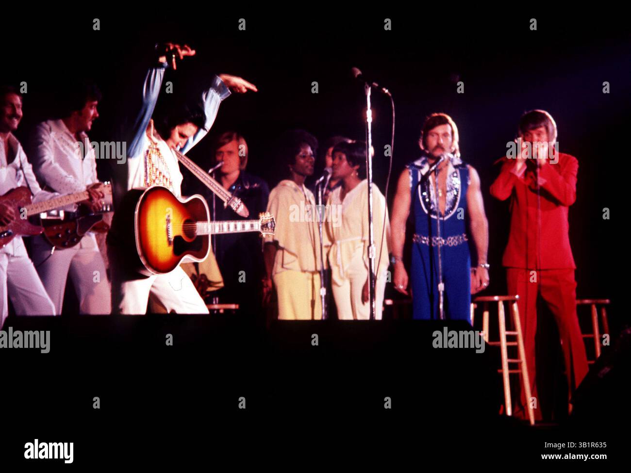 5. Juli 1976: Memphis, TN, USA – Elvis Presley spielt sein letztes Memphis-Konzert am 5. Juli 1976 vor 12.000 Zuschauern im Mid-South Coliseum. Genau 22 Jahre zuvor (7.5.54) nahm Elvis „That's All Right“ im Studio von Sam Phillips bei 706 Union auf. Er stellte das Lied vor und sagte: "Ich habe einige Leute sagen lassen - nun, du kannst das Lied nicht mehr machen - nun, du, bei Gott, sieh mir einfach zu. (Kreditbild: © The Commercial Appeal/ZUMApress.com) Stockfoto