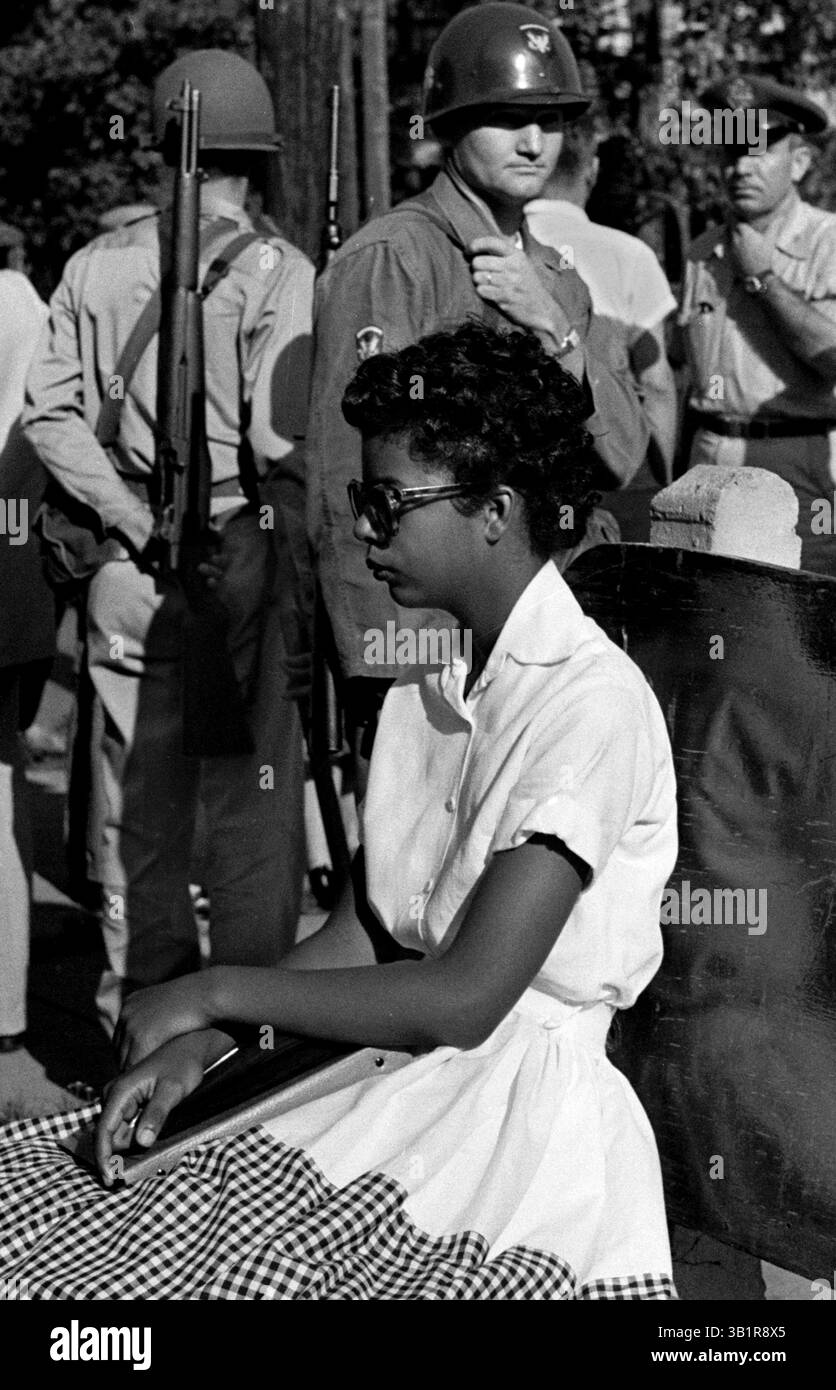 4. September 1957 – Little Rock, AR, USA – Elizabeth Eckford sitzt auf einer Busbank in der Nähe der Central High School von Little Rock am 4. September 1957, nachdem sie von den Arkansas National Guardsmen abgewiesen wurde, die von Gouverneur Orval Faubus angewiesen wurden, neun schwarze Schüler nicht zu erlauben, die Schule zu betreten. (Kreditbild: © The Commercial Appeal/ZUMApress.com) Stockfoto