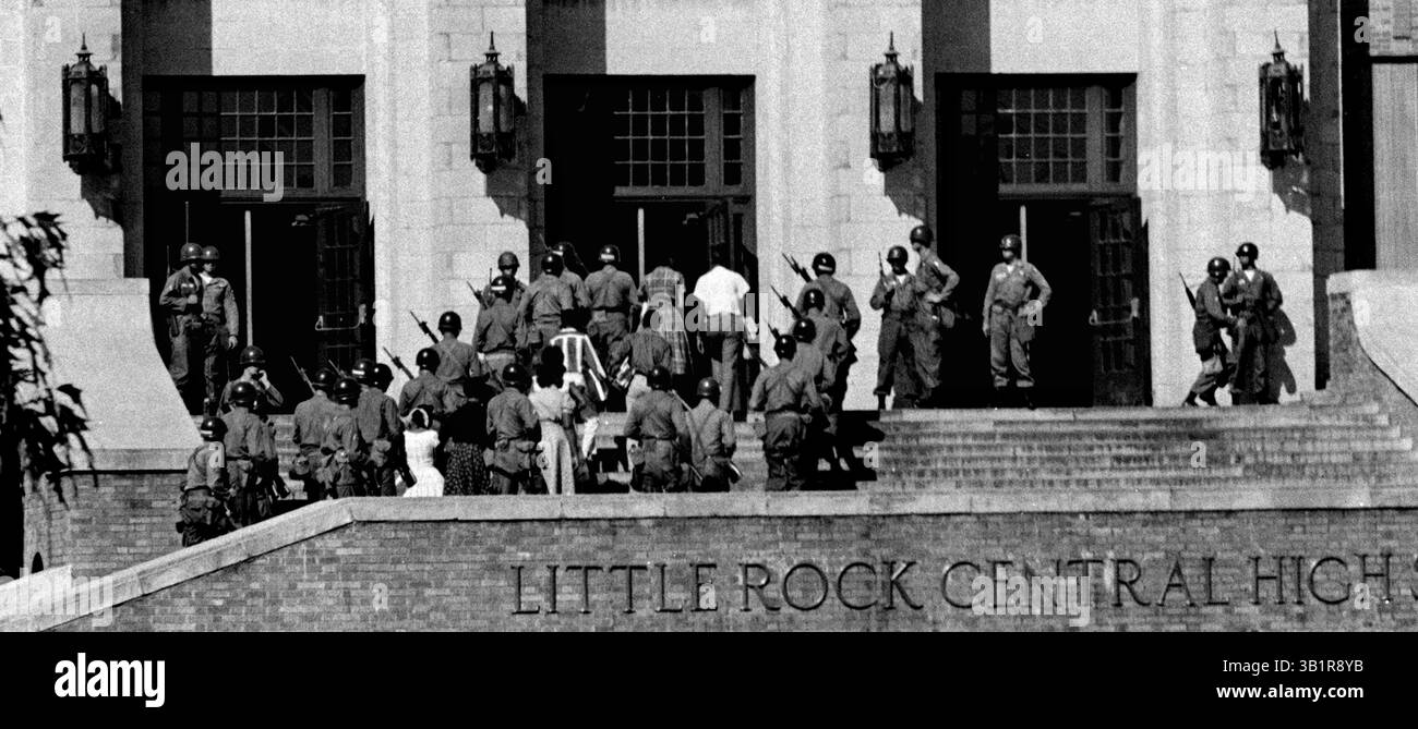 25. September 1957 – Little Rock, AR, USA – 101 neun schwarze Studenten betreten die Central High School in Little Rock, Arkansas, am 25. September 1957. Der Schulausschuss von Little Rock hatte für die Integration ihres Schulsystems gestimmt, aber eine Krise brach aus, als Gouverneur Orval Faubus am 4. September die Arkansas National Guard einrief, um die Little Rock Nine daran zu hindern, die Central High zu besuchen. Die Studenten versuchten erneut erfolglos, am 23. September 1957 teilzunehmen. Am nächsten Tag, dem 24. September, entsandte Präsident Dwight D. Eisenhower Teile der 101. Airborne Division Stockfoto
