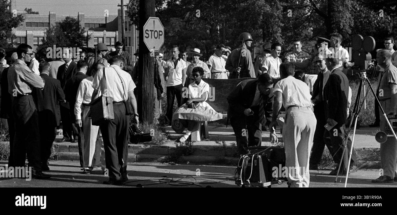 4. September 1957 – Little Rock, AR, USA – Elizabeth Eckford sitzt auf einer Busbank in der Nähe der Central High School von Little Rock am 4. September 1957, nachdem sie von den Arkansas National Guardsmen abgewiesen wurde, die von Gouverneur Orval Faubus angewiesen wurden, neun schwarze Schüler nicht zu erlauben, die Schule zu betreten. (Kreditbild: © The Commercial Appeal/ZUMApress.com) Stockfoto