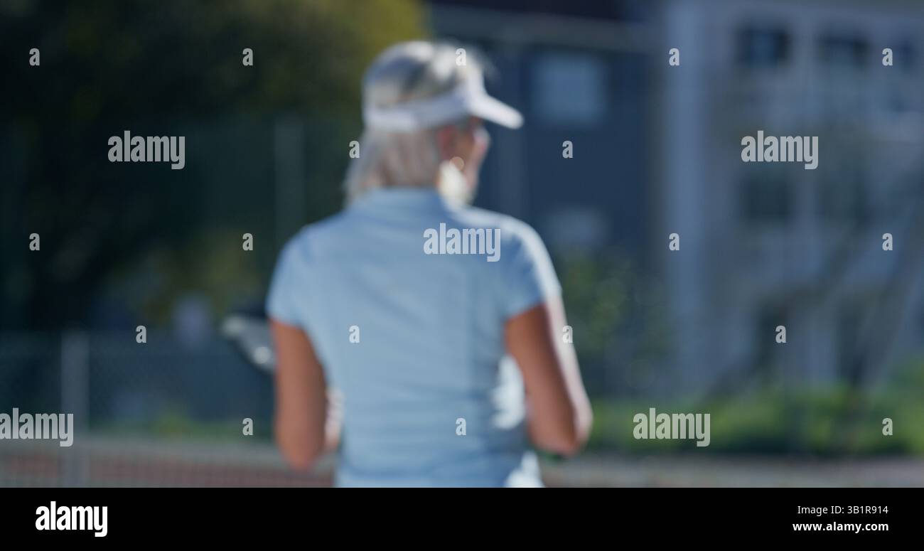 Fitness-, Rücken- und Tennisspieler auf dem Platz für Training, Meisterschaft oder Match mit Bewegung. Sport, Unschärfe und weibliche Athletin mit Workout, Spiel oder Stockfoto