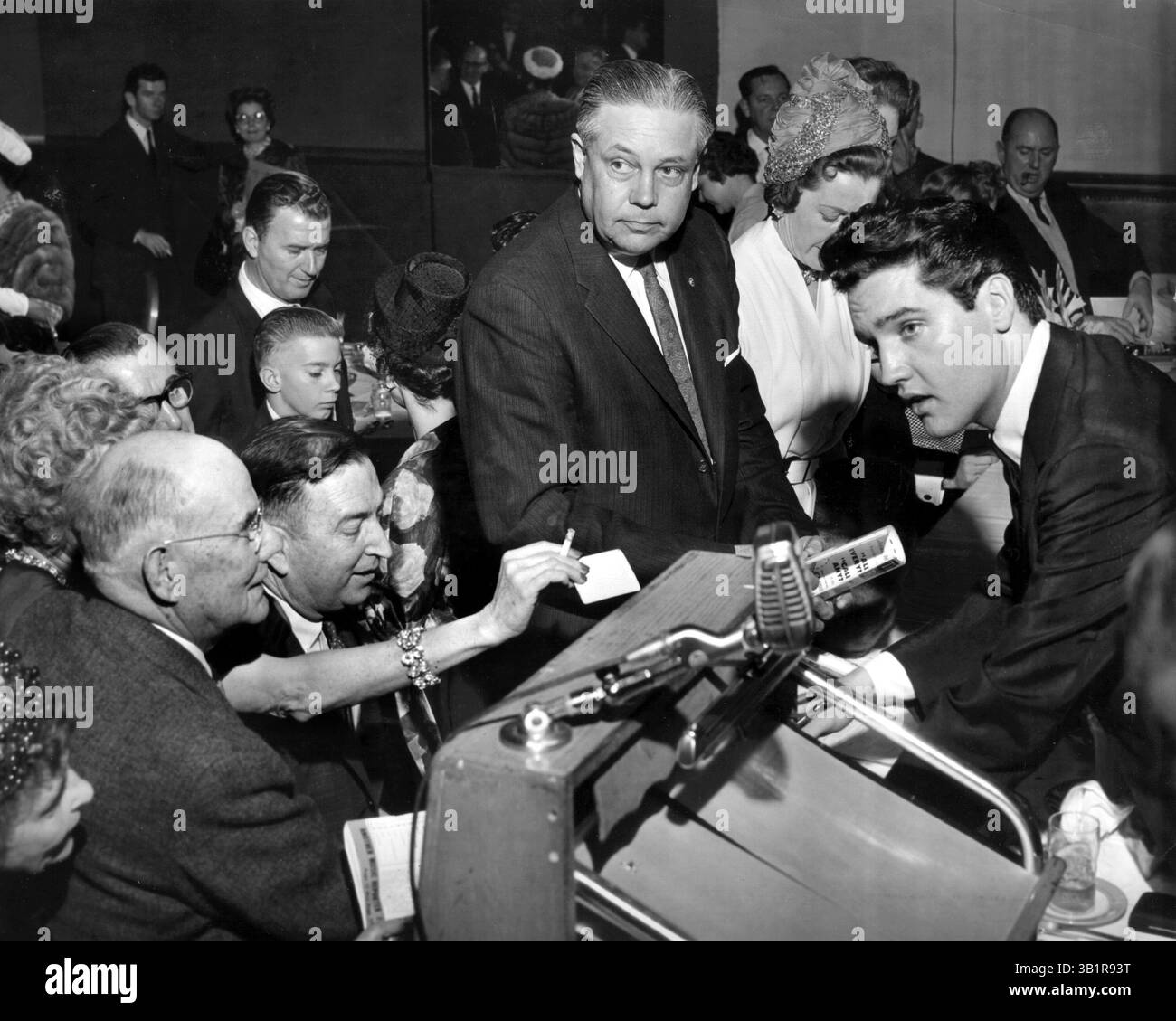 25. Februar 1961 - Memphis, TN, USA - Eine Pressekonferenz folgte auf ein Mittagessen zu Ehren von Elvis im Hotel Claridge am 25. Februar 1961. Elvis spielte später zwei Auftritte für wohltätige Zwecke im Ellis Auditorium an diesem Tag. Die Auftritte waren seine ersten öffentlichen Auftritte seit vier Jahren. (Kreditbild: © The Commercial Appeal/ZUMApress.com) Stockfoto