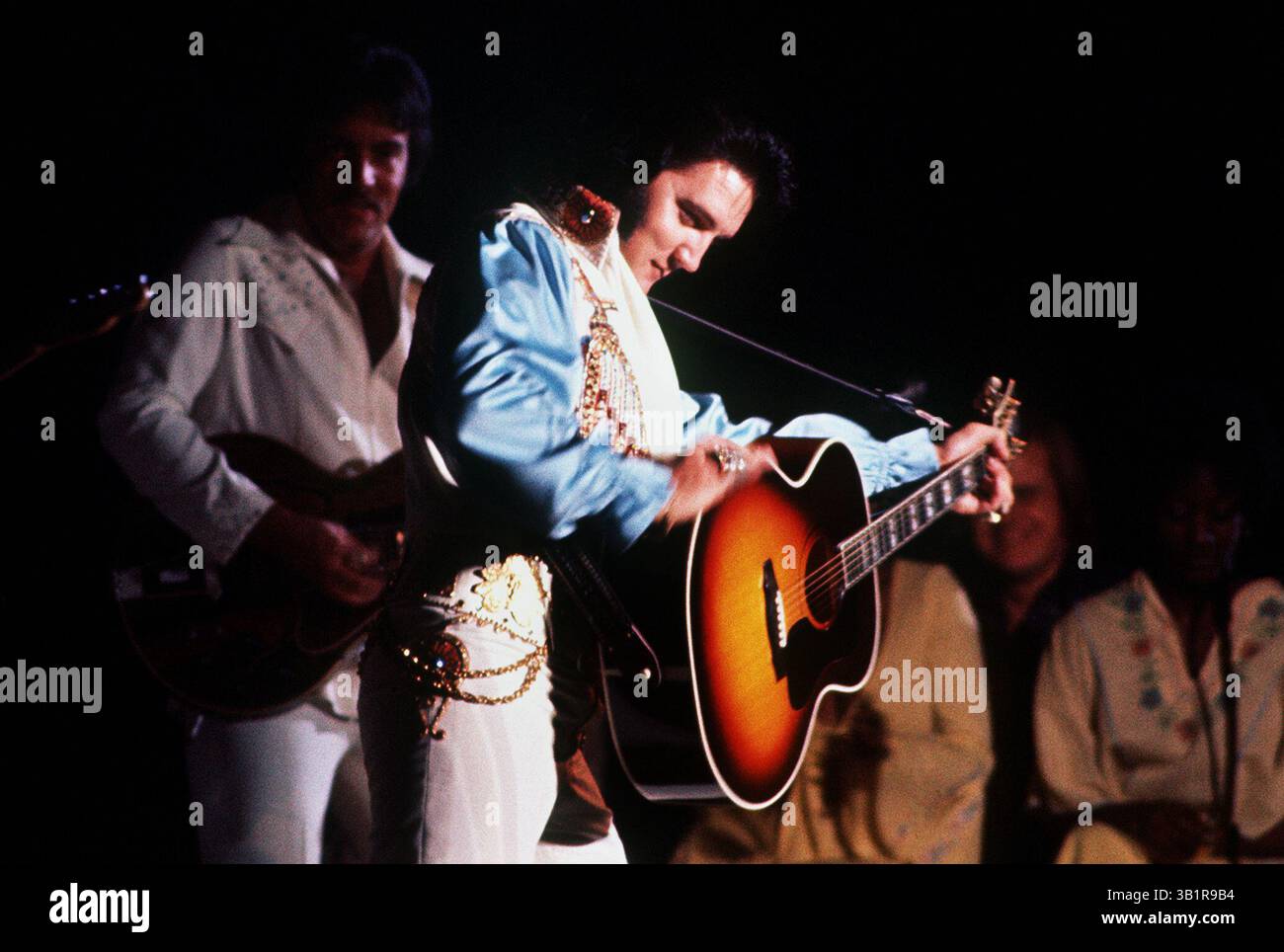 5. Juli 1976: Memphis, TN, USA – Elvis Presley spielt sein letztes Memphis-Konzert am 5. Juli 1976 vor 12.000 Zuschauern im Mid-South Coliseum. Genau 22 Jahre zuvor (7.5.54) nahm Elvis „That's All Right“ im Studio von Sam Phillips bei 706 Union auf. Er stellte das Lied vor und sagte: "Ich habe einige Leute sagen lassen - nun, du kannst das Lied nicht mehr machen - nun, du, bei Gott, sieh mir einfach zu. (Kreditbild: © The Commercial Appeal/ZUMApress.com) Stockfoto