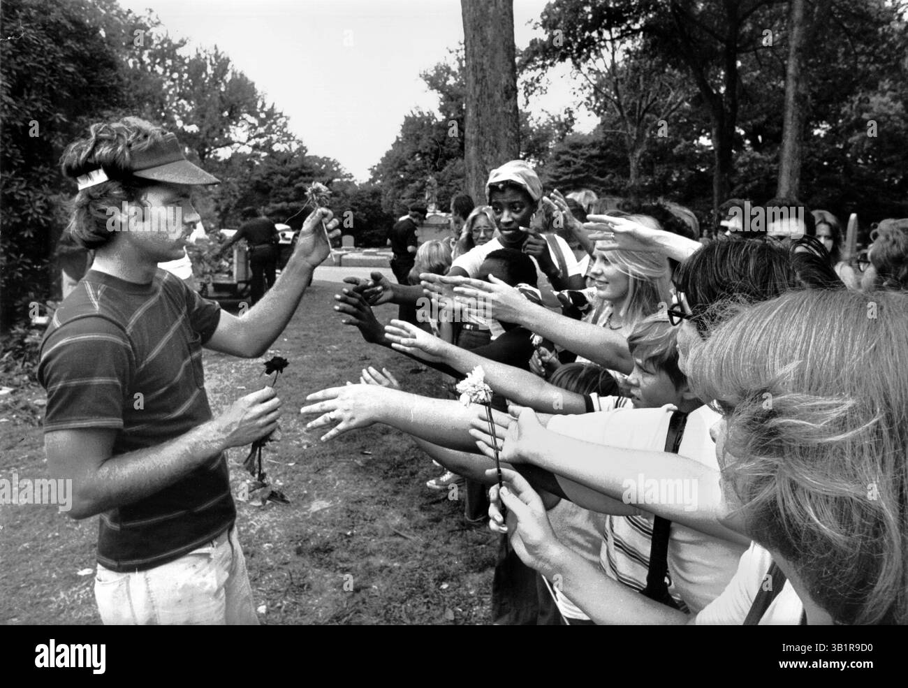 19. August 1977 - Memphis, TN, USA - Groundskeeper Eddie Carr überreicht letzte Blumen an eifrige Hände von Elvis-Fans 19. August 1977. (Kreditbild: © The Commercial Appeal/ZUMApress.com) Stockfoto 19. August 1977 - Memphis, TN, USA - Groundskeeper Eddie Carr überreicht letzte Blumen an eifrige Hände von Elvis-Fans 19. August 1977. (Kreditbild: © The Commercial Appeal/ZUMApress.com) Stockfoto
