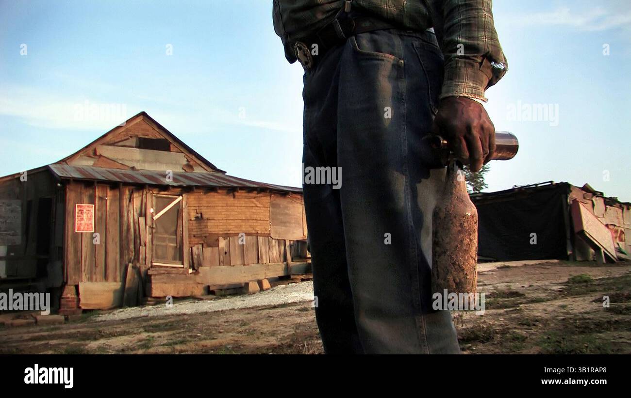 15. Oktober 2007 - Merigold, MS, USA - 15. Oktober 07 (lmweevil4) Foto von Lance Murphey - der ehemalige Sharecropper Willie Seaberry, der früher Baumwolle von Hand pflückte, holt Bierflaschen vor seinem weltberühmten Juke-Joint Po-Monkeyâ in Merigold, Miss. Ab, der jeden Donnerstagabend für die Öffentlichkeit geöffnet wird. Seaberry, der immer noch bei der Baumwollernte in dem Gebiet hilft, in dem er aufgezogen wurde, sagte, dass er seit Jahren keinen Boll-Käfer in der Gegend gesehen habe. (Kreditbild: © The Commercial Appeal/ZUMApress.com) Stockfoto