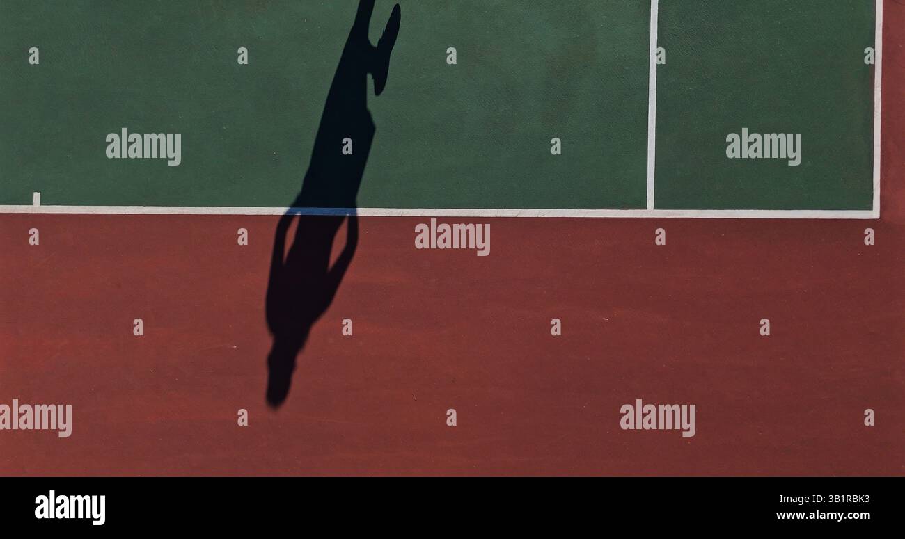 Schatten, Tennisplatz und Spieler mit Training für Match, Herausforderung oder Meisterschaft mit Sport. Fitness-, Training- und Silhouettensportler auf dem Feld für Stockfoto