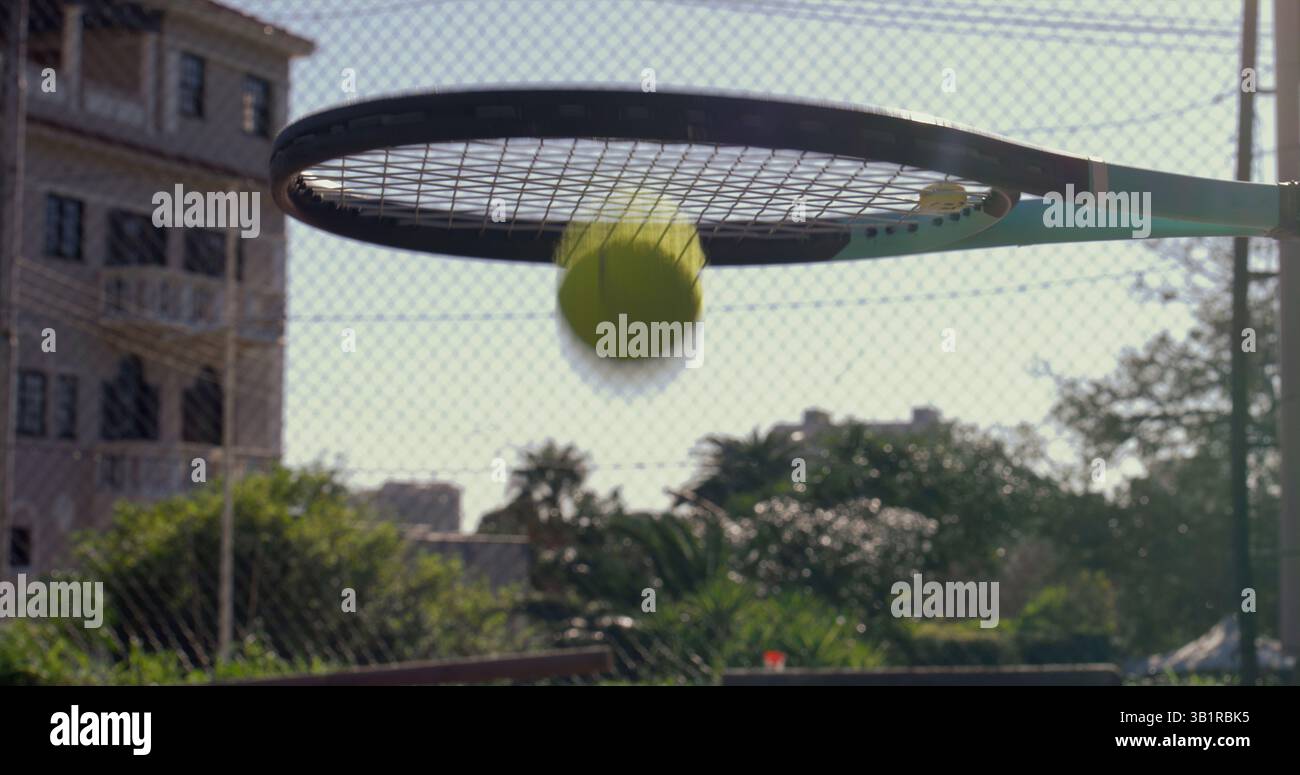 Tennisplatz, Schläger und Ausrüstung für Sport, Luft und Ball für Wettkämpfe, Action und Spielaktivität. Draußen, Feld und Objekt für Spiel, leer Stockfoto