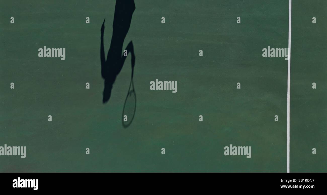 Schatten, Tennisplatz und Athlet mit Training für Match, Herausforderung oder Meisterschaft mit Sport. Fitness, Mockup-Raum und Silhouette-Spieler auf dem Spielfeld Stockfoto