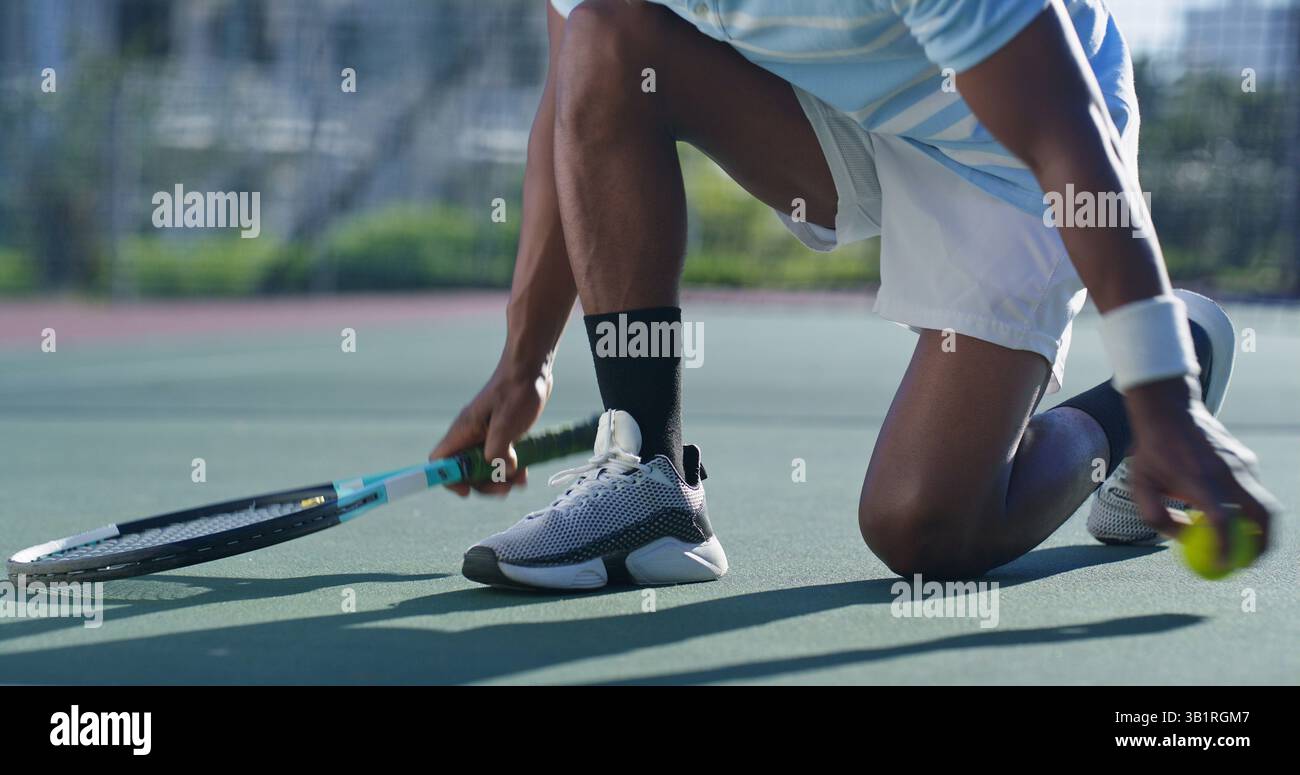 Beine, Tennis und Spieler mit Schläger, Feld und Fitness mit Sport, Workout und gesund für Match und aktiv. Outdoor, Training und Person mit Stockfoto