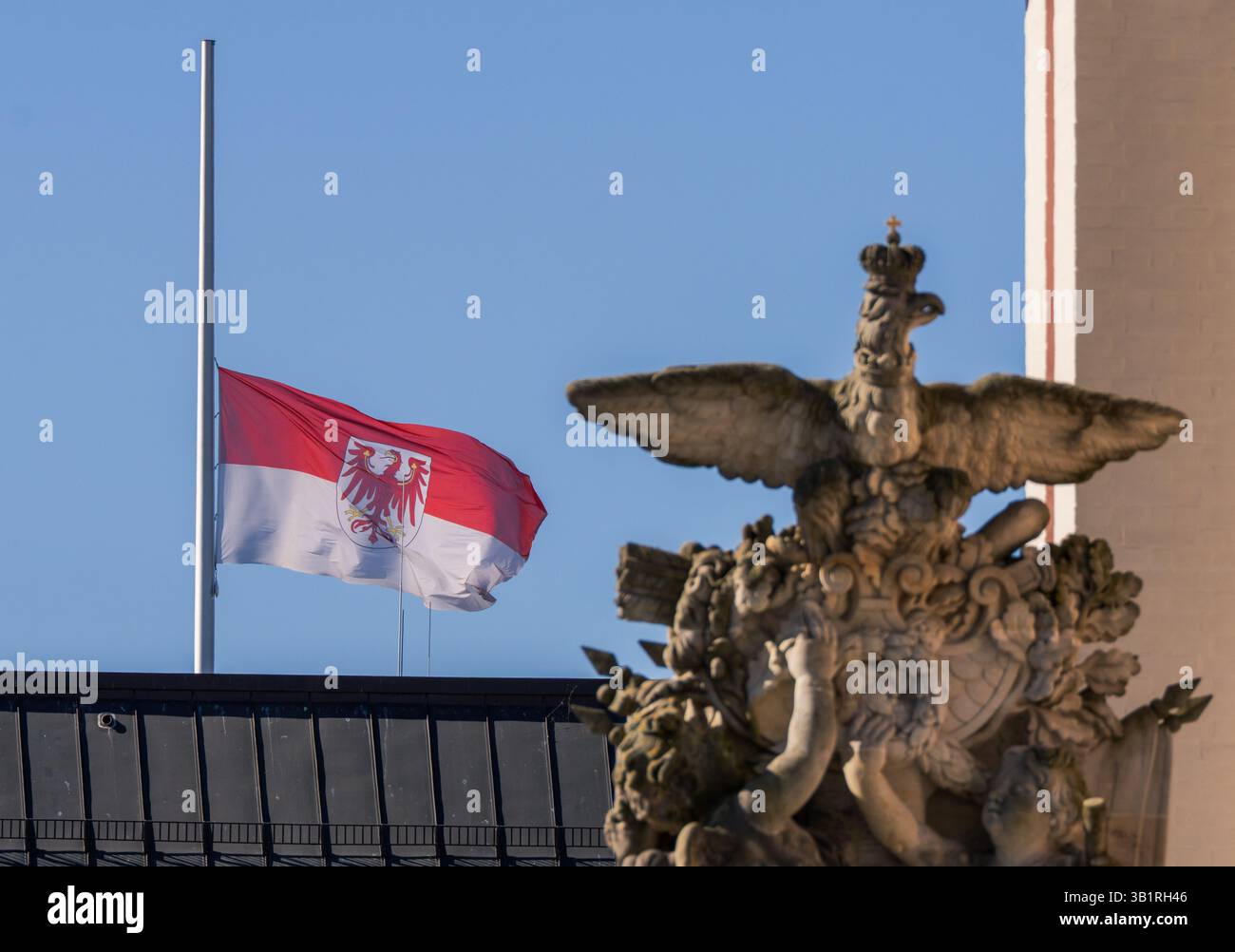 Potsdam, Deutschland. April 2025. Auf dem landtagsgebäude am Alten Markt fliegt die Landesflagge Brandenburgs auf Halbmast. Aufgrund des Todes von Papst Franziskus und der damit verbundenen nationalen Trauer wurden heute auch Trauerflaggen für offizielle Gebäude in Brandenburg bestellt. Quelle: Soeren Stache/dpa/Alamy Live News Stockfoto