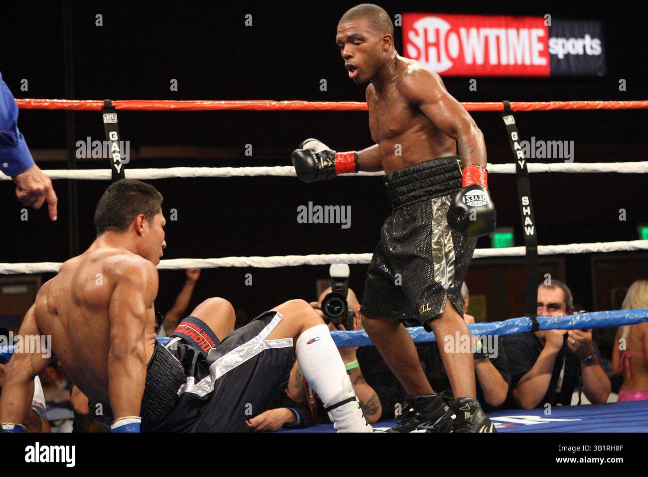 1. Oktober 2010 - Santa Ynez, Kalifornien, USA - BOXEN 2010 - Trainer Roger Mayweather sagte TIM COLEMAN, die Leiche anzugreifen und sich dann für den Aufwärtstrend zu entscheiden - der Plan funktionierte perfekt in seiner dritten Runde TKO von PATRICK LOPEZ. (Kreditbild: © Tom Casino/Showtime/ZUMApress.com) Stockfoto