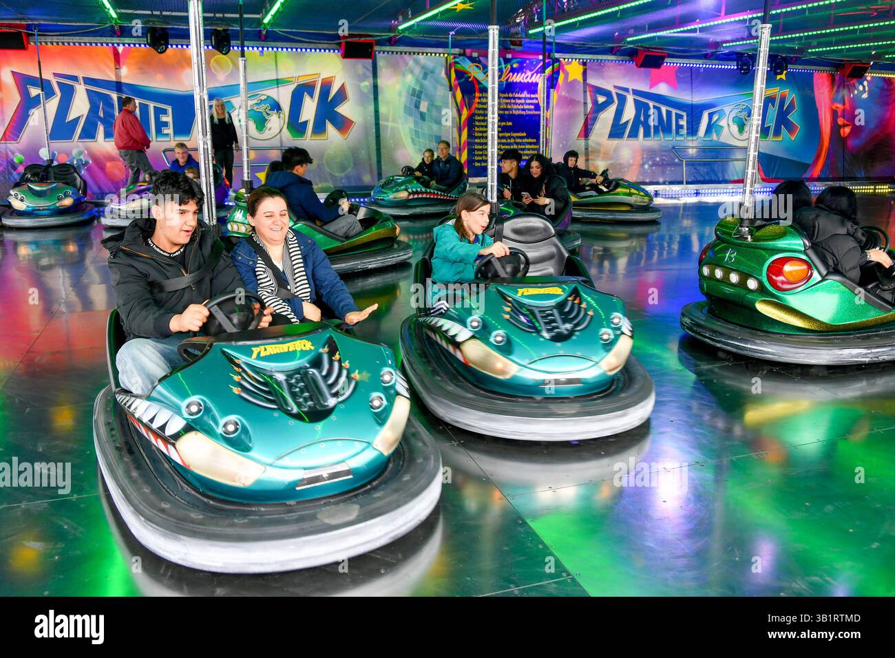 Deutschland, Baden-Württemberg, Stuttgart 26.04.2025, Deutschland, DE, Baden-Württemberg, Stuttgart, im Bild Themenbild, Stadtansichten, Stuttgarter Fruehlingsfest, Karussell, Menschen, Besucher, Spass, Freude, Feature, Symbolbild Baden-Württemberg *** Deutschland, Baden Württemberg, Stuttgart 26 04 2025, Deutschland, DE, Baden Württemberg, Stuttgart, im Bild Themenbild, Stadtansichten, Stuttgarter Frühlingsfest, Karussell, Menschen, Besucher, Spaß, Freude, Feature, Symbolbild Baden Württemberg Deutschland, Baden-Württemberg, Stuttgart, 26.04.2025-19 Stockfoto
