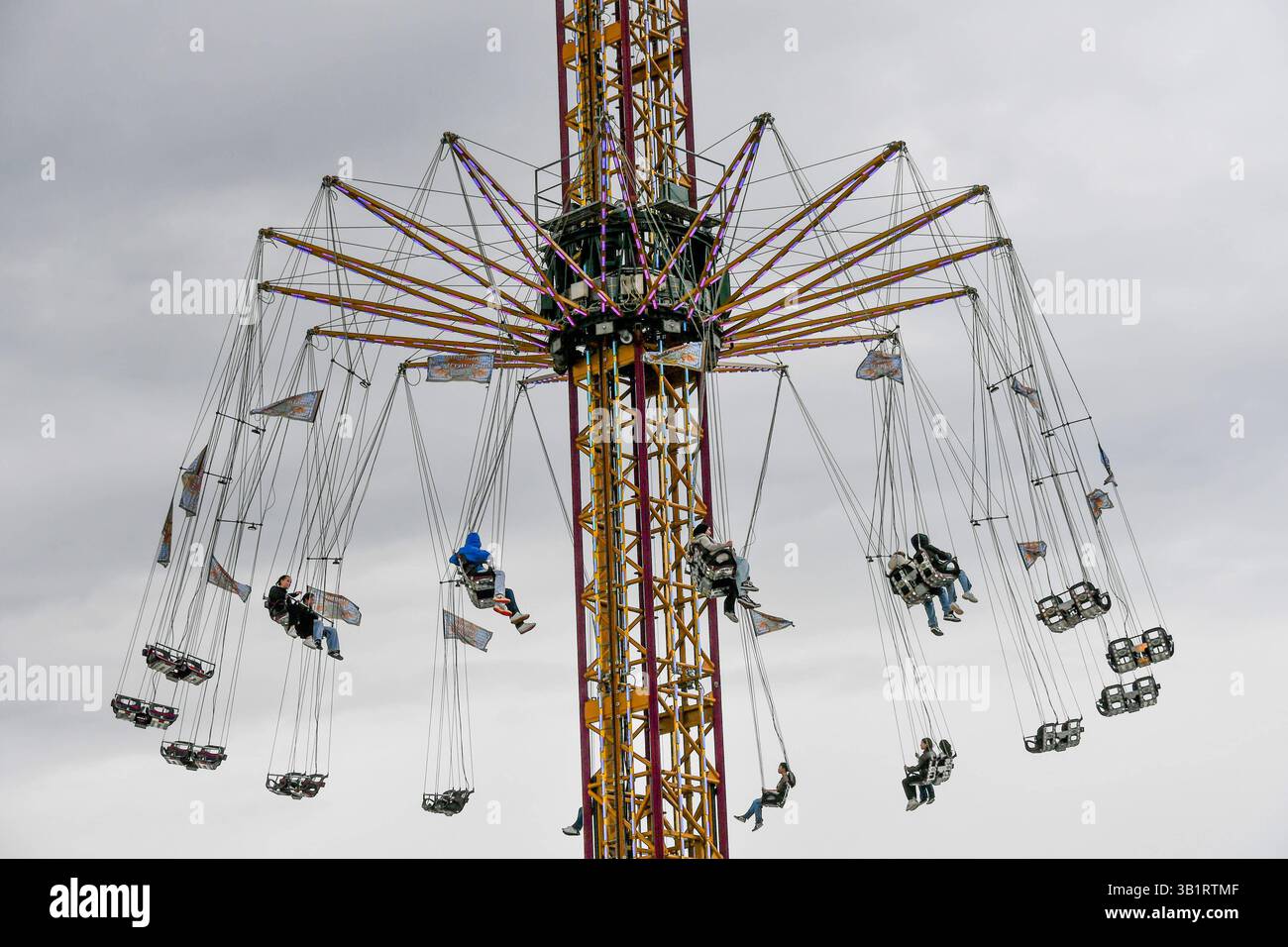 Deutschland, Baden-Württemberg, Stuttgart 26.04.2025, Deutschland, DE, Baden-Württemberg, Stuttgart, im Bild Themenbild, Stadtansichten, Stuttgarter Fruehlingsfest, Karussell, Menschen, Besucher, Spass, Freude, Feature, Symbolbild Baden-Württemberg *** Deutschland, Baden Württemberg, Stuttgart 26 04 2025, Deutschland, DE, Baden Württemberg, Stuttgart, im Bild Themenbild, Stadtansichten, Stuttgarter Frühlingsfest, Karussell, Menschen, Besucher, Spaß, Freude, Feature, Symbolbild Baden Württemberg Deutschland, Baden-Württemberg, Stuttgart, 26.04.2025-15 Stockfoto