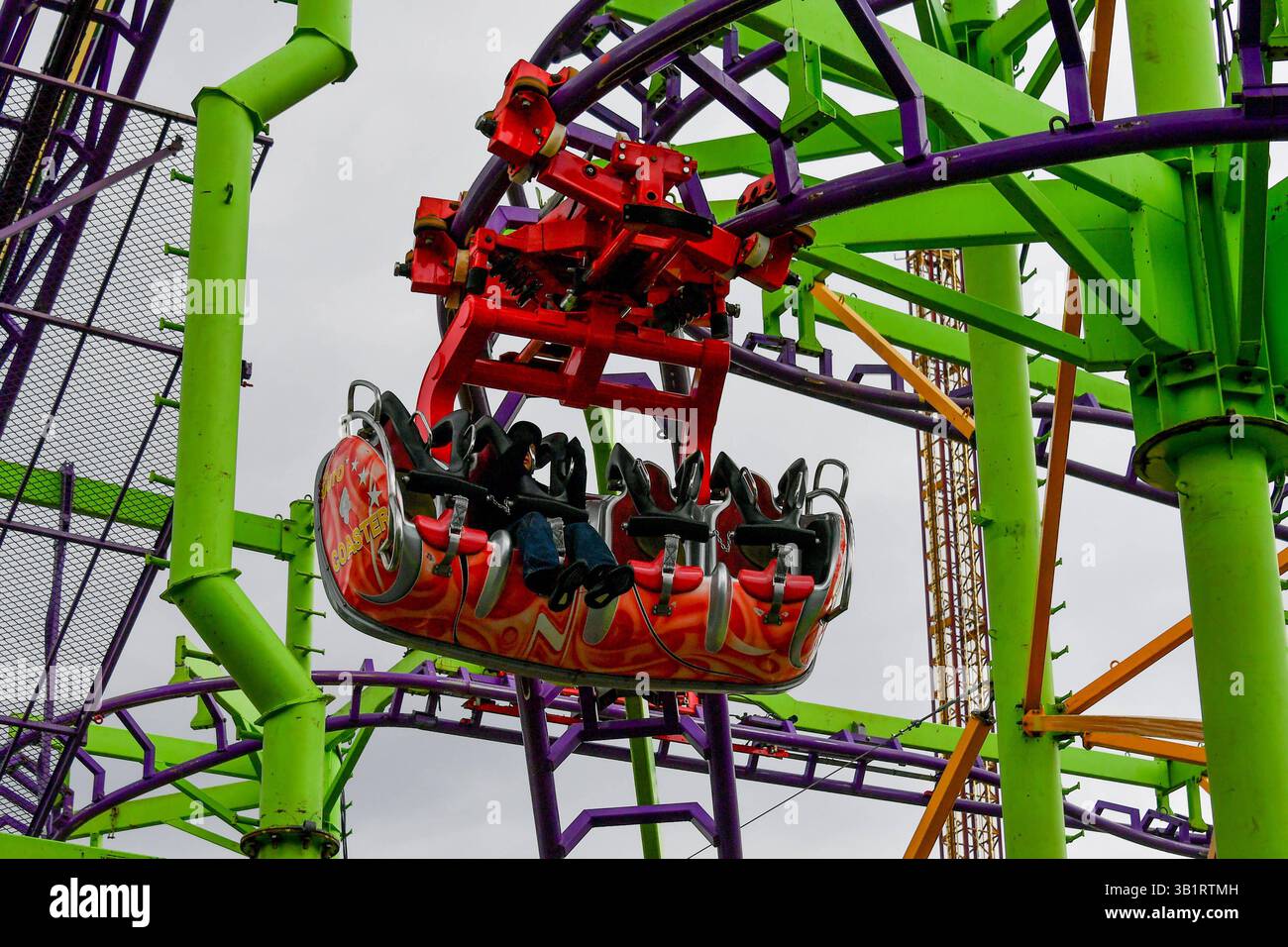 Deutschland, Baden-Württemberg, Stuttgart 26.04.2025, Deutschland, DE, Baden-Württemberg, Stuttgart, im Bild Themenbild, Stadtansichten, Stuttgarter Fruehlingsfest, Karussell, Menschen, Besucher, Spass, Freude, Feature, Symbolbild Baden-Württemberg *** Deutschland, Baden Württemberg, Stuttgart 26 04 2025, Deutschland, DE, Baden Württemberg, Stuttgart, im Bild Themenbild, Stadtansichten, Stuttgarter Frühlingsfest, Karussell, Menschen, Besucher, Spaß, Freude, Feature, Symbolbild Baden Württemberg Deutschland, Baden-Württemberg, Stuttgart, 26.04.2025-14 Stockfoto