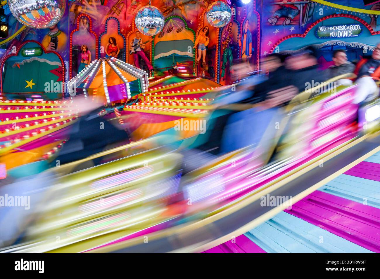 Deutschland, Baden-Württemberg, Stuttgart 26.04.2025, Deutschland, DE, Baden-Württemberg, Stuttgart, im Bild Themenbild, Stadtansichten, Stuttgarter Fruehlingsfest, Karussell, Menschen, Besucher, Spass, Freude, Feature, Symbolbild Baden-Württemberg *** Deutschland, Baden Württemberg, Stuttgart 26 04 2025, Deutschland, DE, Baden Württemberg, Stuttgart, im Bild Themenbild, Stadtansichten, Stuttgarter Frühlingsfest, Karussell, Menschen, Besucher, Spaß, Freude, Feature, Symbolbild Baden Württemberg Deutschland, Baden-Württemberg, Stuttgart, 26.04.2025-25 Stockfoto
