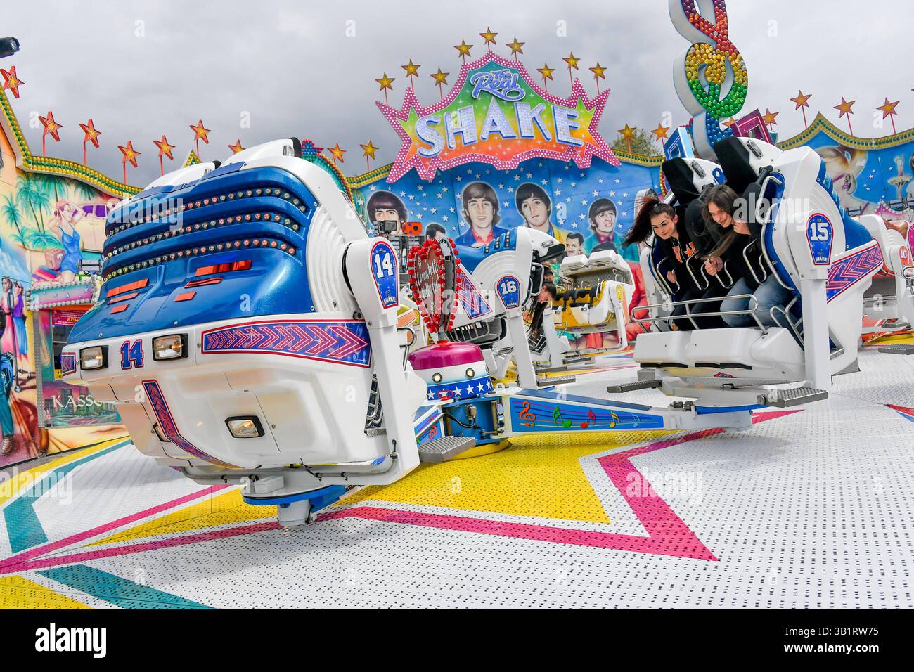 Deutschland, Baden-Württemberg, Stuttgart 26.04.2025, Deutschland, DE, Baden-Württemberg, Stuttgart, im Bild Themenbild, Stadtansichten, Stuttgarter Fruehlingsfest, Karussell, Menschen, Besucher, Spass, Freude, Feature, Symbolbild Baden-Württemberg *** Deutschland, Baden Württemberg, Stuttgart 26 04 2025, Deutschland, DE, Baden Württemberg, Stuttgart, im Bild Themenbild, Stadtansichten, Stuttgarter Frühlingsfest, Karussell, Menschen, Besucher, Spaß, Freude, Feature, Symbolbild Baden Württemberg Deutschland, Baden-Württemberg, Stuttgart, 26.04.2025-35 Stockfoto