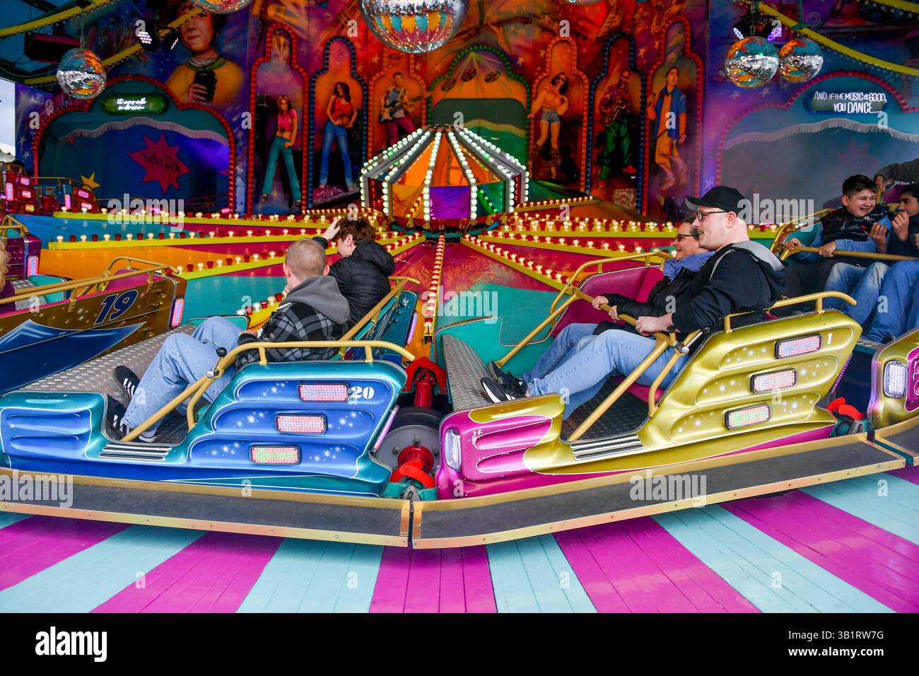 Deutschland, Baden-Württemberg, Stuttgart 26.04.2025, Deutschland, DE, Baden-Württemberg, Stuttgart, im Bild Themenbild, Stadtansichten, Stuttgarter Fruehlingsfest, Karussell, Menschen, Besucher, Spass, Freude, Feature, Symbolbild Baden-Württemberg *** Deutschland, Baden Württemberg, Stuttgart 26 04 2025, Deutschland, DE, Baden Württemberg, Stuttgart, im Bild Themenbild, Stadtansichten, Stuttgarter Frühlingsfest, Karussell, Menschen, Besucher, Spaß, Freude, Feature, Symbolbild Baden Württemberg Deutschland, Baden-Württemberg, Stuttgart, 26.04.2025-24 Stockfoto