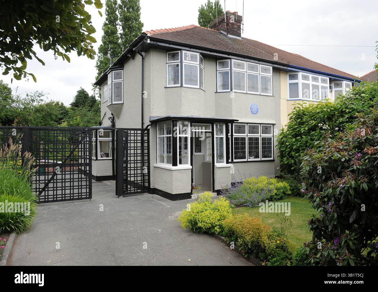 25. Juni 2010 – Liverpool, England, Vereinigtes Königreich – die Arbeit in John Lennons Kindheitshaus, um den Garten wieder in den 1950er Jahren zu versetzen, beginnt, Ergebnisse in Mendips zu zeigen, einem Doppelhaus an der Menlove Avenue, wo Lennon mit seiner Tante Mimi lebte, als seine Mutter Julia sich nicht mehr um ihn kümmern konnte. (Kreditbild: © Mercury Press/ZUMApress.com) Stockfoto