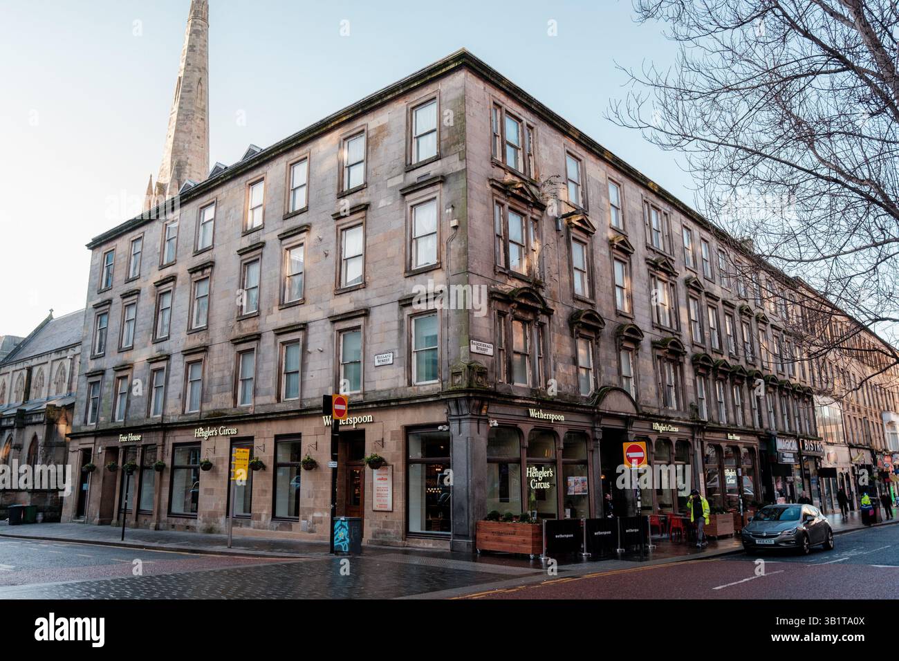 Glasgow Schottland: 8. Januar 2025: Wetherspoons in der Sauchiehall Street, Außenfassade des Henglers Circus Pubs Stockfoto
