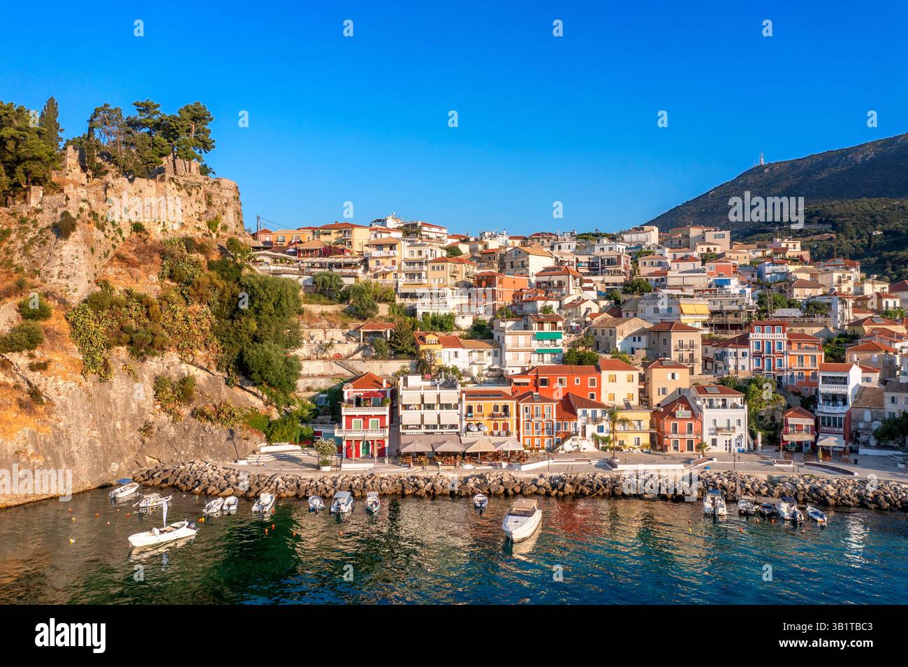 Parga aus der Vogelperspektive mit typischen bunten Häusern, Ionische Küste, Epirus, Nordgriechenland Parga ist eine Stadt und Gemeinde im Nor Stockfoto
