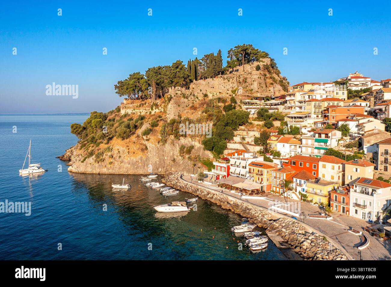 Parga aus der Vogelperspektive mit typischen bunten Häusern, Ionische Küste, Epirus, Nordgriechenland Parga ist eine Stadt und Gemeinde im Nor Stockfoto