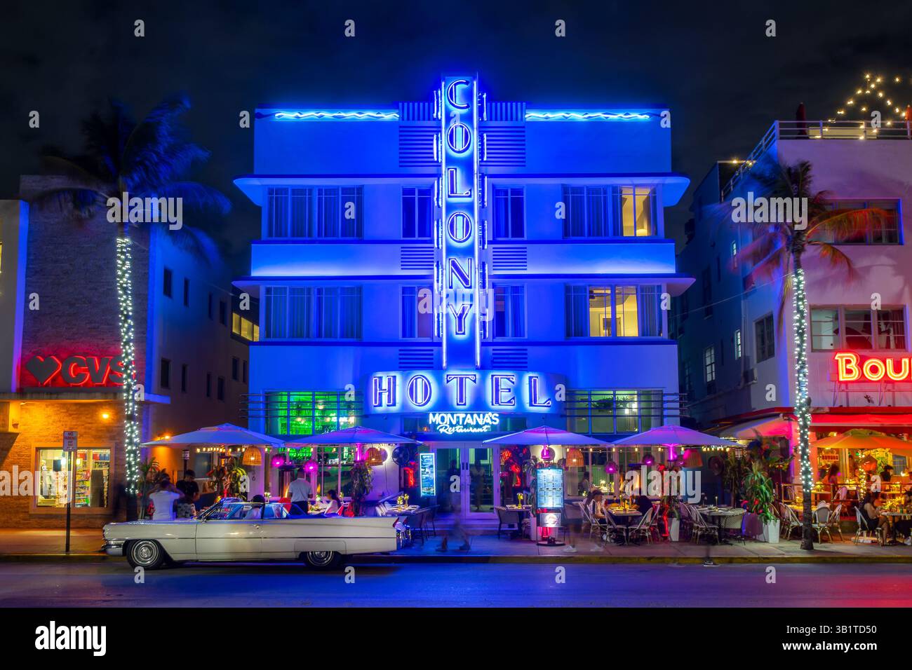 Das Colony Hotel Gebäude am Ocean Drive im Art déco-Viertel bei Nacht, Neonlichter in Miami Beach, Florida Stockfoto