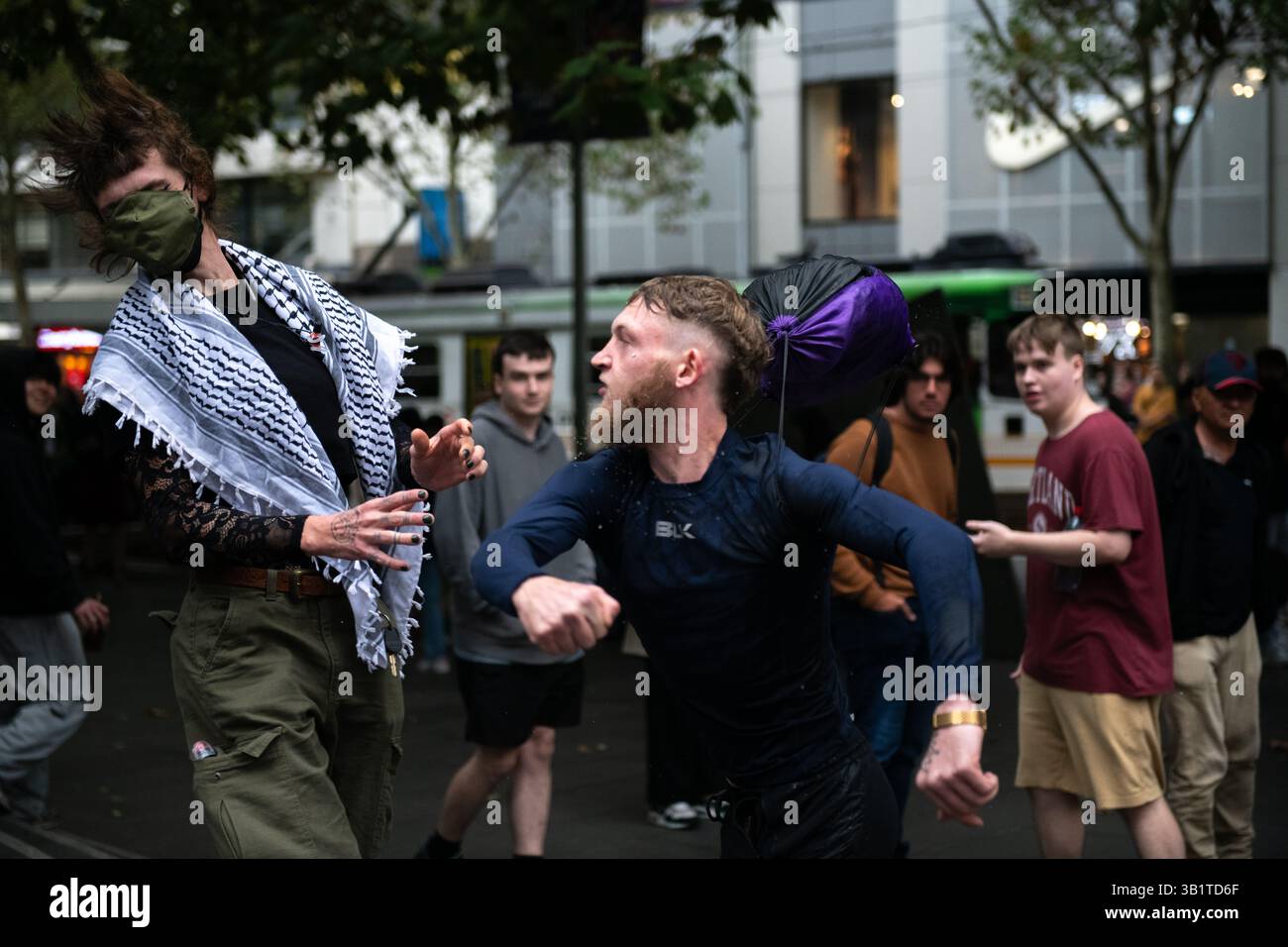 April 2025, Melbourne, Australien. Ein transphobischer Hekkler schlägt einer Transsexuellen ins Gesicht, nachdem einige Mitglieder der Öffentlichkeit gegen Transsexuelle geschrien haben. Quelle: Jay Kogler/Alamy Live News Stockfoto