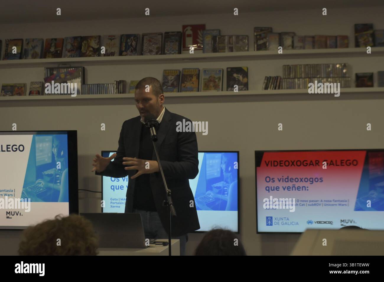 Cangas, Galicien, Spanien. April 2025. Der Minister für Kultur, Sprache und Jugend, José López Campos, wird in Begleitung des Direktors der Galicischen Agentur für Kulturindustrie, Jacobo Sutil, am Galicischen Videoxogar-Treffen teilnehmen, auf dem das nächste Videospiel Galiciens vorgestellt wird. Im Video Game Museum. Quelle: Xan Gasalla/Alamy Live News. Stockfoto