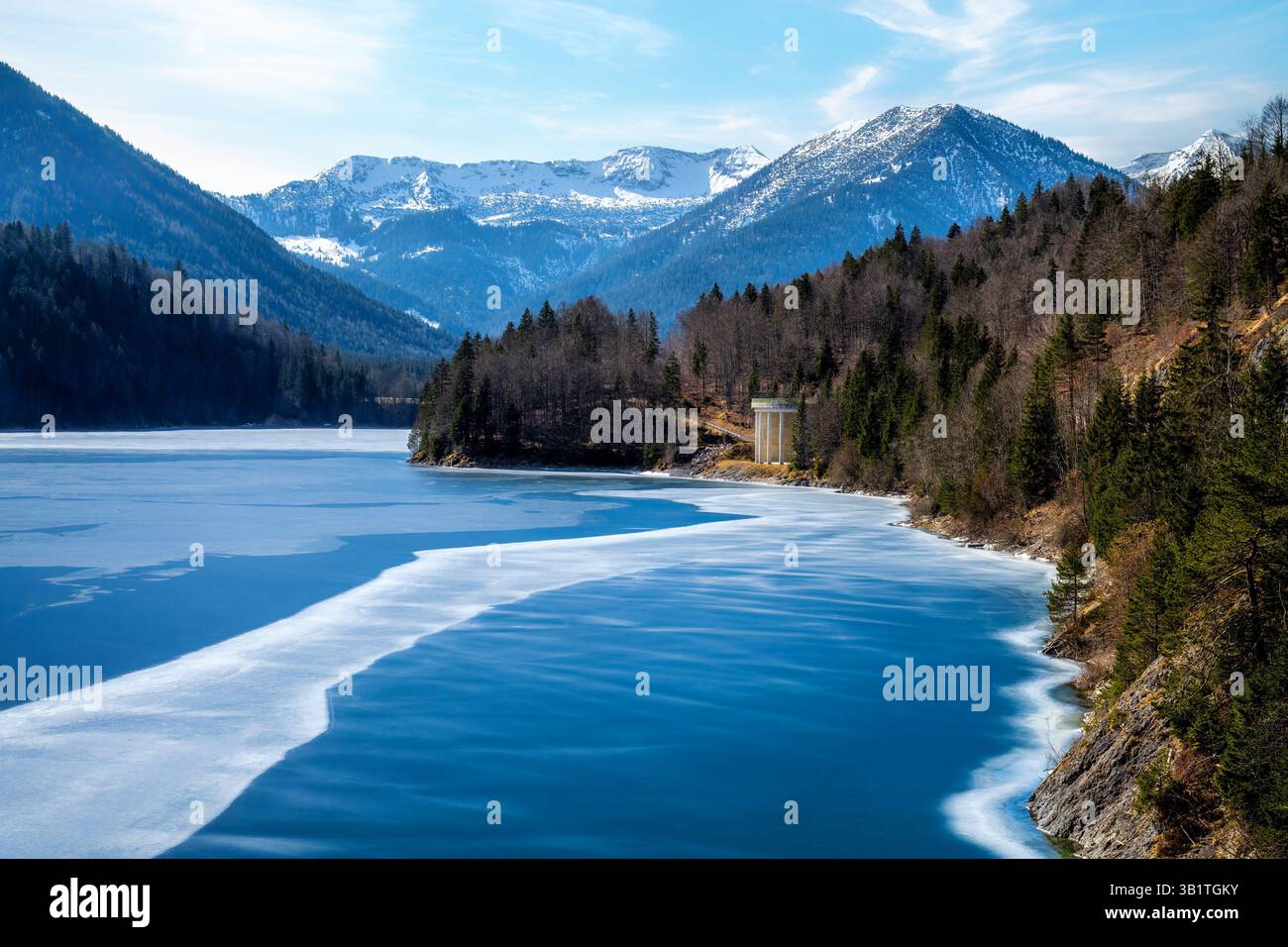Gefrorener Sylvensteinspeicher-Stausee in Bayern Stockfoto