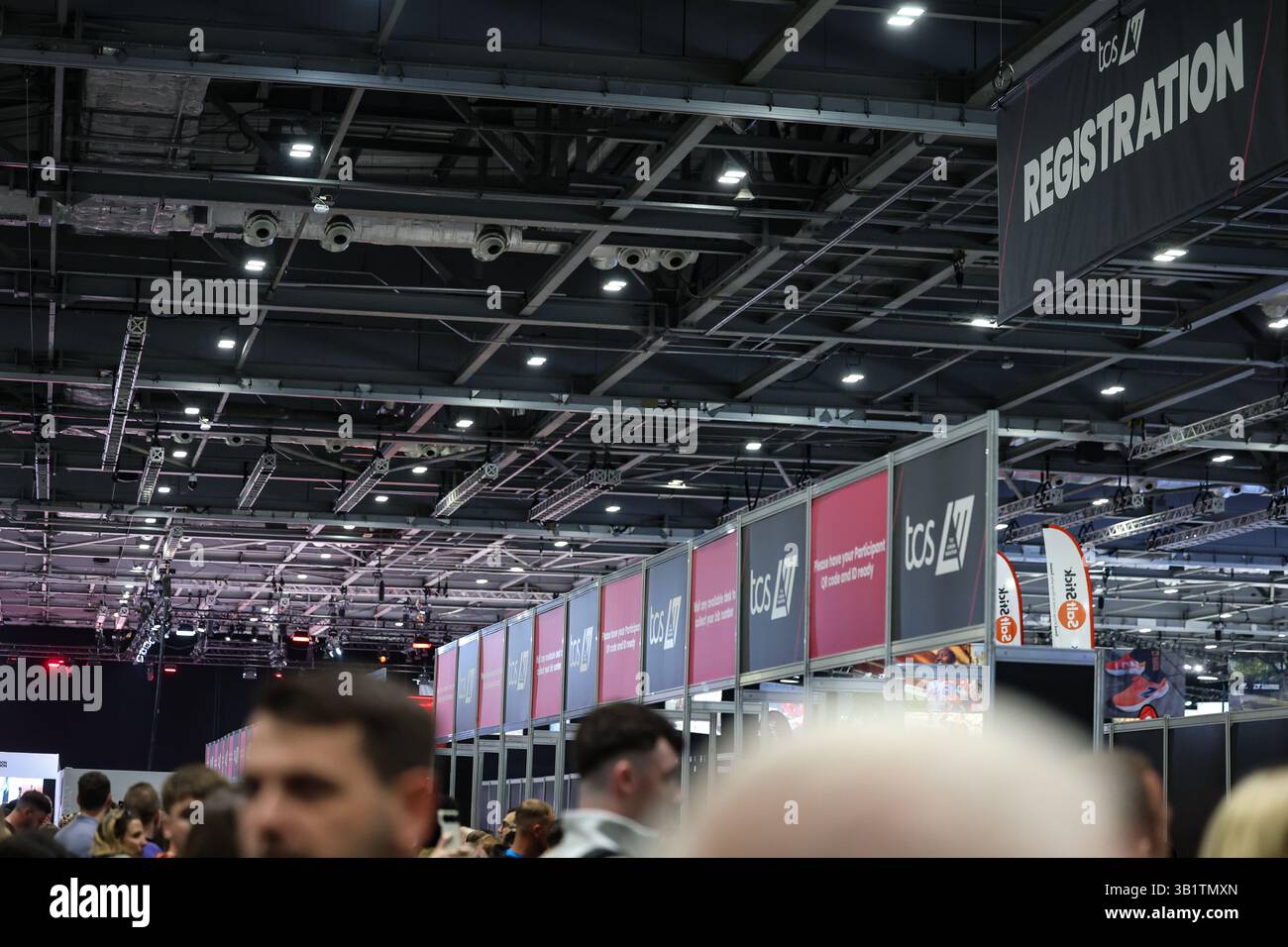 Die Läufer melden sich beim Excel, London, für den TCS London Marathon 2025 während des TCS London Marathon am 27. April 2025 in London, England, Vereinigtes Königreich an Credit: Andrew Sumner/Alamy Live News Stockfoto