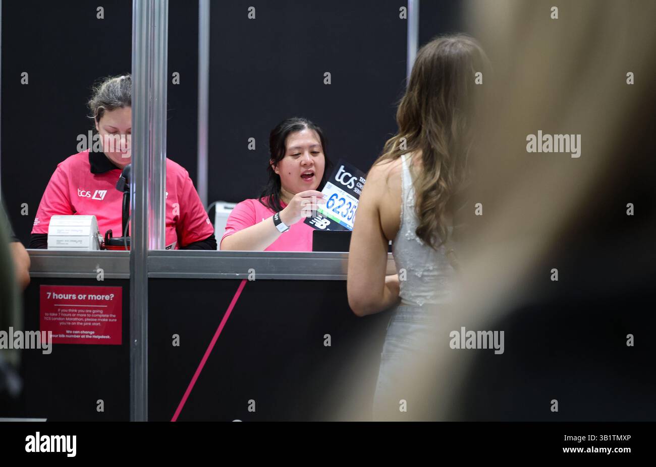 Die Läufer melden sich beim Excel, London, für den TCS London Marathon 2025 während des TCS London Marathon am 27. April 2025 in London, England, Vereinigtes Königreich an Credit: Andrew Sumner/Alamy Live News Stockfoto