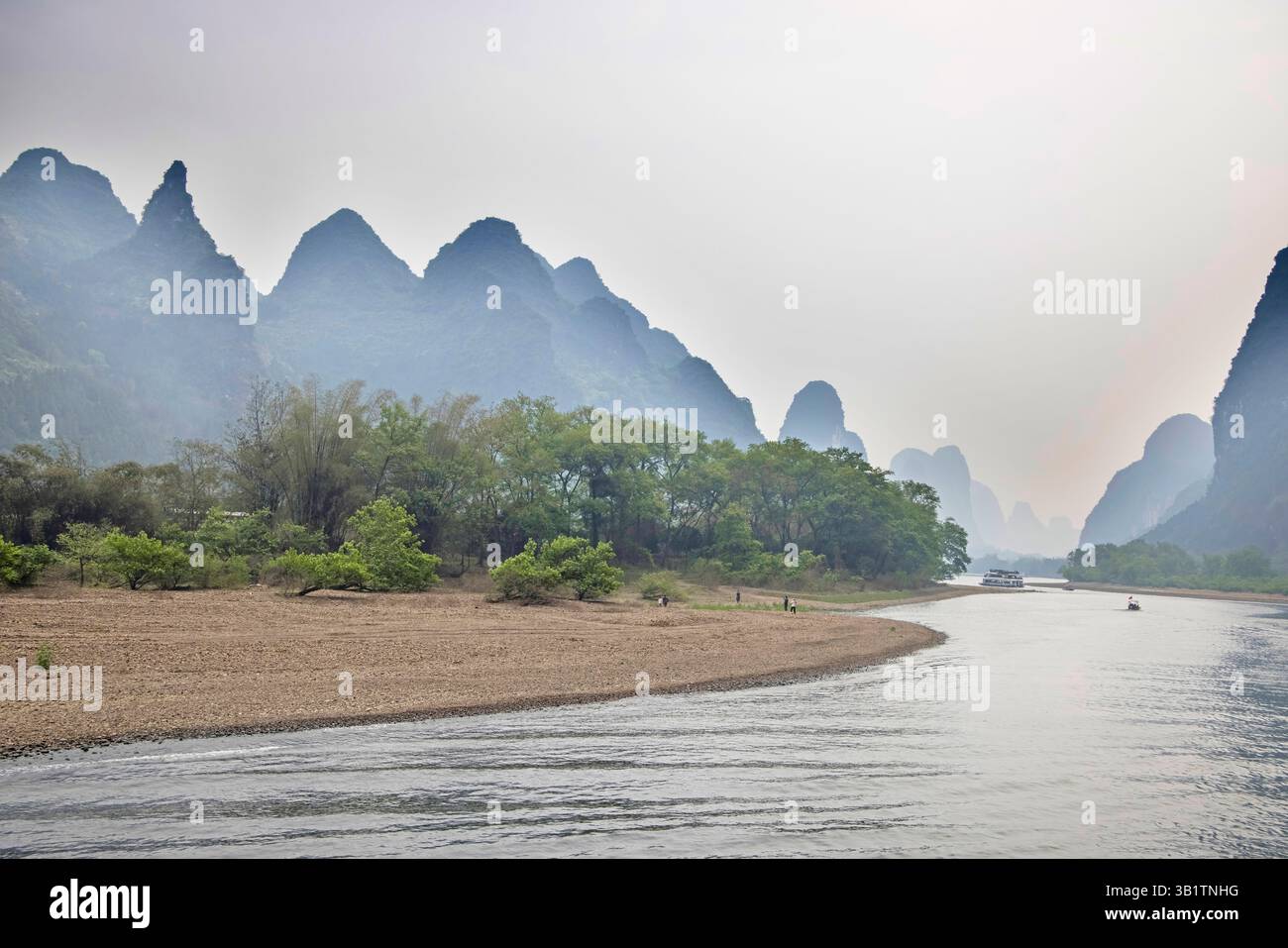 Die Fahrt entlang des Li-Flusses in china von guilin nach yangshuo vorbei an den atemberaubenden Karstgipfeln ist ein unesco-Weltkulturerbe Stockfoto