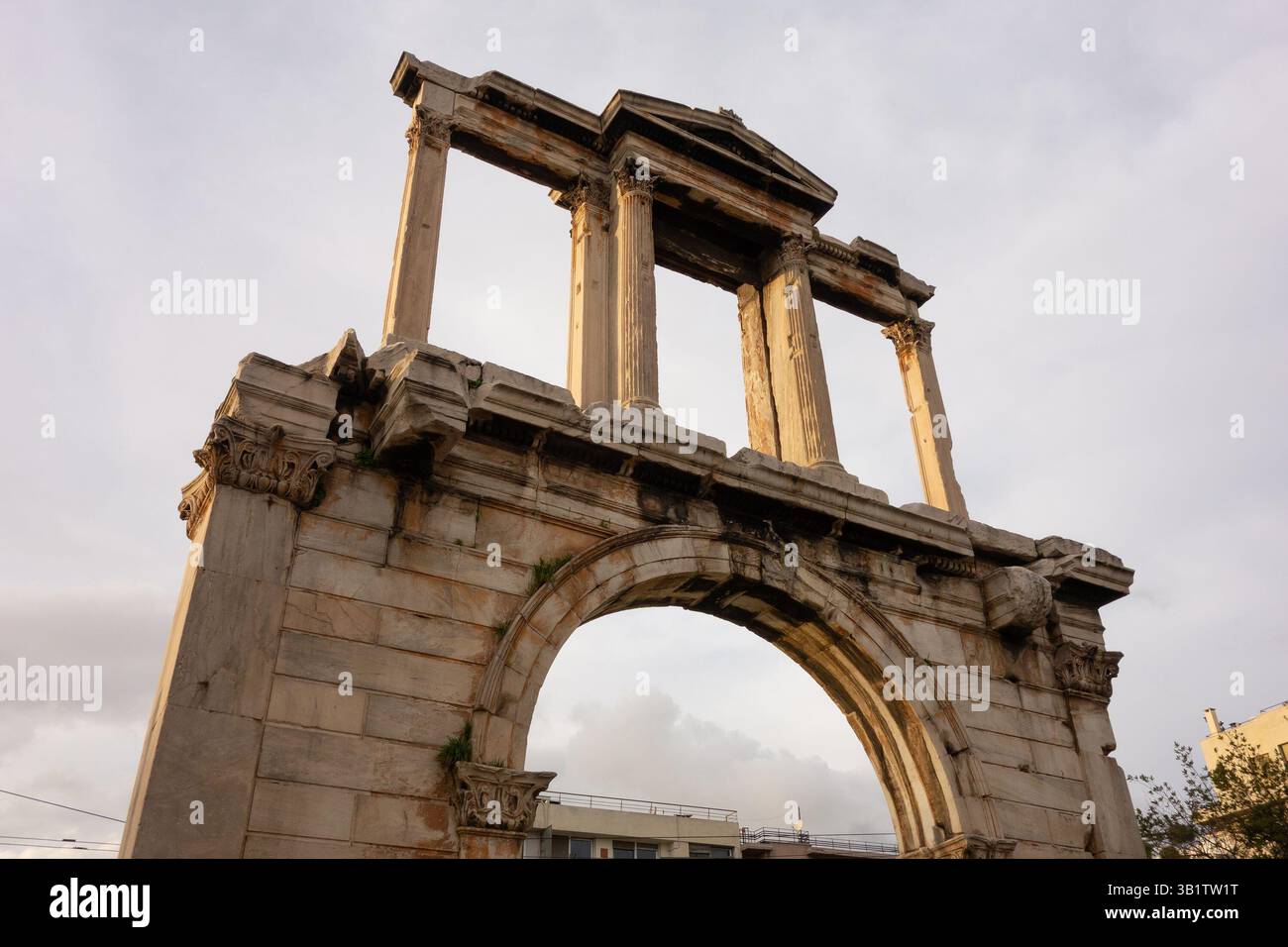 Arch of Hadrian, architektonischer Teil des Hadrians Tores in Athen, Griechenland bei Sonnenuntergang Stockfoto