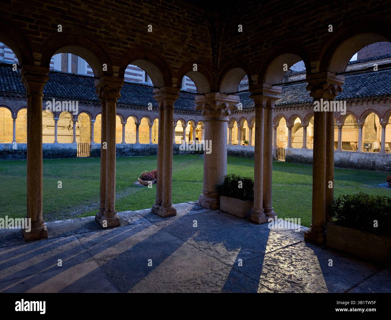 Innenhof mit Terrasse und Säulen in der Basilica di San Zeno Maggiore in Verona in der frühen Nacht Stockfoto