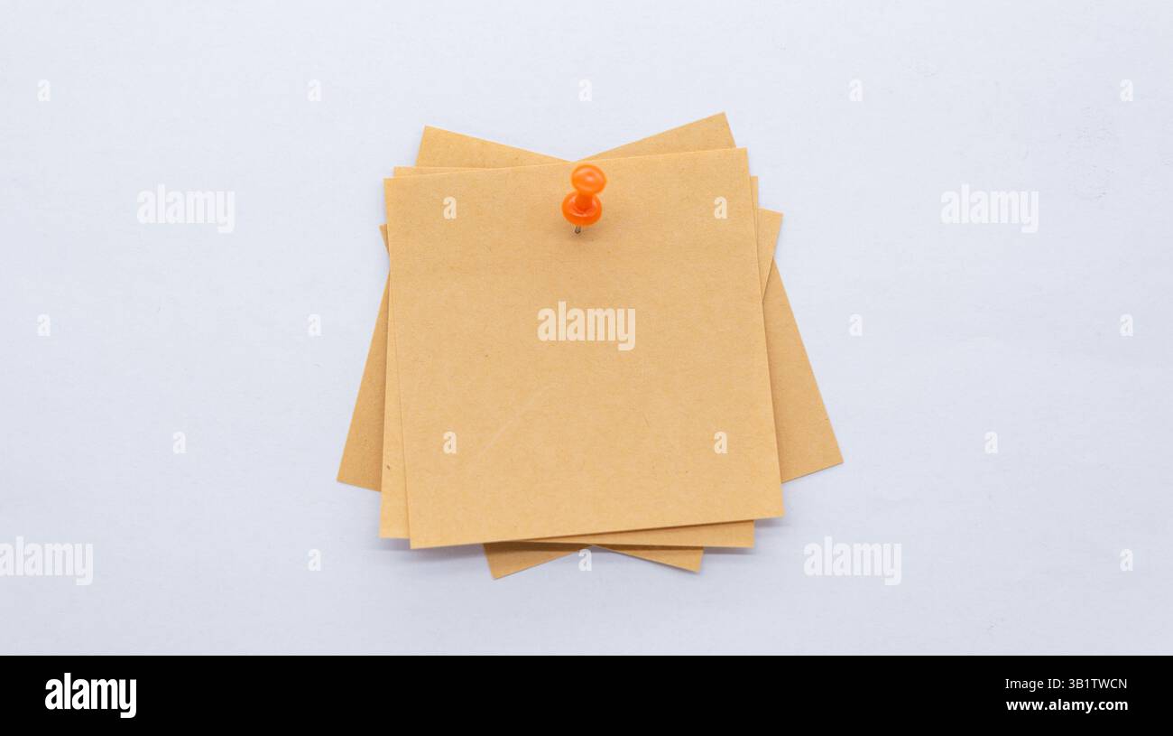 Gestifteter brauner Haftnotizaufkleber Stockfoto