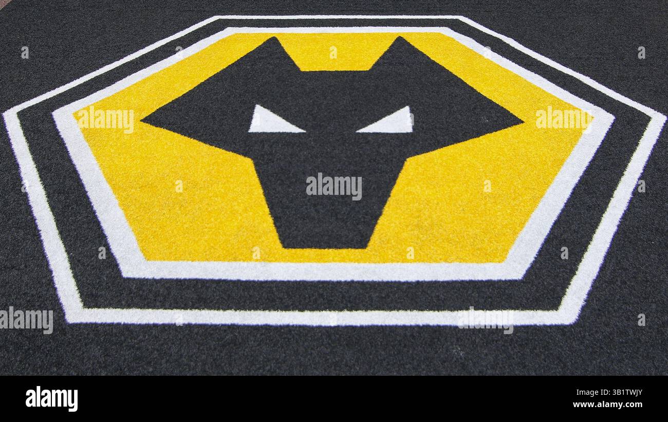 Ein Blick auf das Vereinslogo zwischen dem playerÕs Tunnel und dem Spielfeld während des Premier League-Spiels zwischen Wolverhampton Wanderers und Leicester City in Molineux, Wolverhampton am Samstag, den 26. April 2025. (Foto: Stuart Leggett | MI News) Credit: MI News & Sport /Alamy Live News Stockfoto