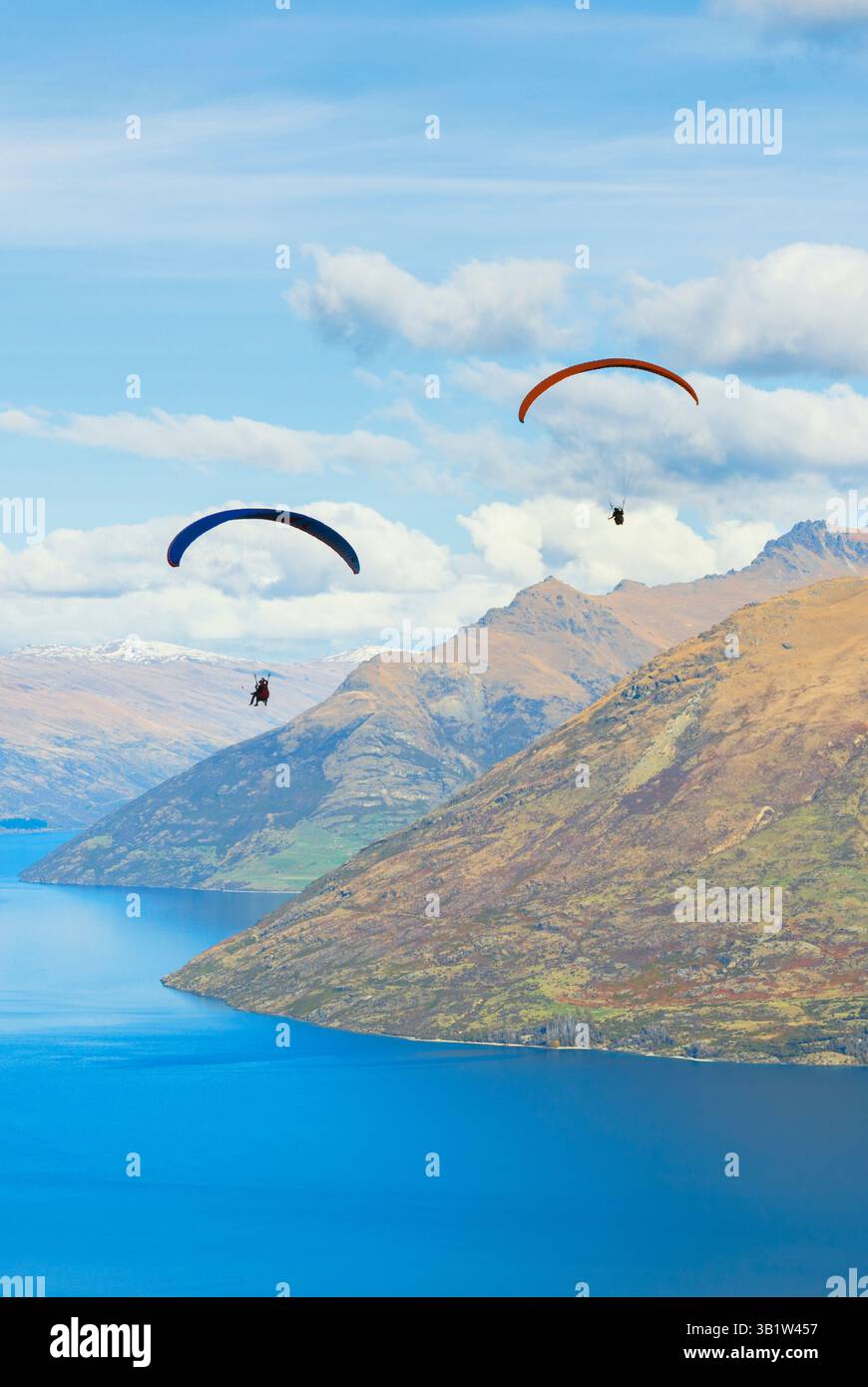 Leute, die über Lake Wakatipu, Queenstown, Südinsel, Neuseeland fliegen Stockfoto
