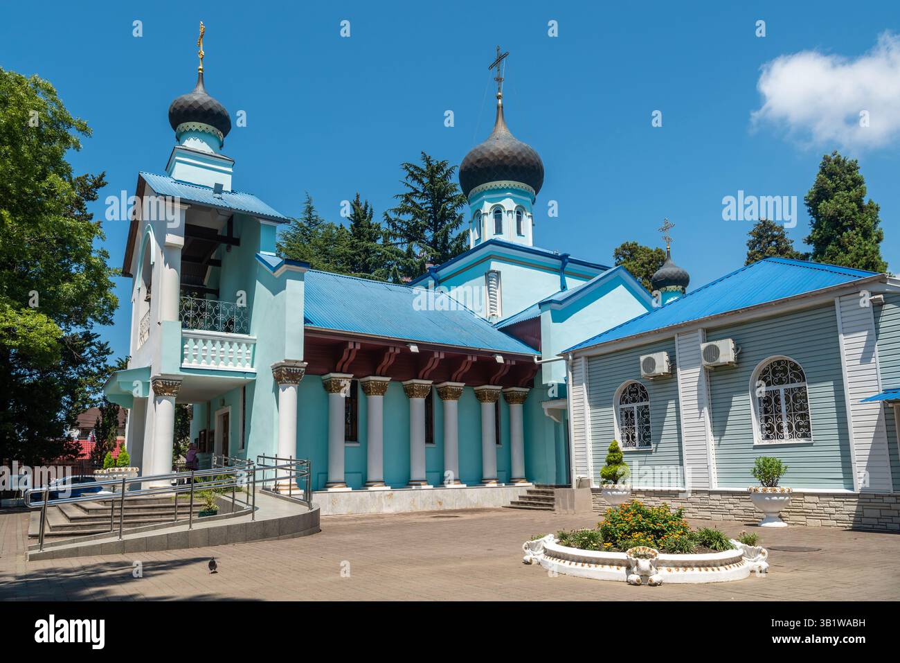 Adler, Sotschi, Russland – 8. Juli 2018. Kirche der lebensspendenden Dreifaltigkeit (Khram Zhivonachalnoy Troitsy) in der Kirow-Straße in Adler, Russland. Die Kirche war es Stockfoto
