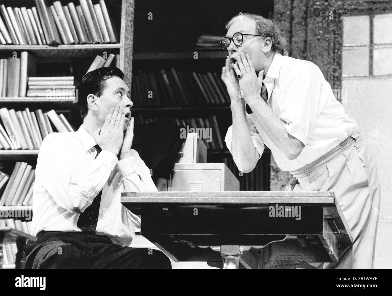 l-r: Richard E Grant (Emil Visser), Freddie Jones (Arthur Langley) in der STRASSENBAHNSTRASSE von Ronald Harwood am Lyric Theatre Hammersmith, London W6 23/10/1984 Set Design: Timothy O’Brien Kostüme: Bunny Christie Beleuchtung: Dave Horn Regisseur: David Jones Stockfoto