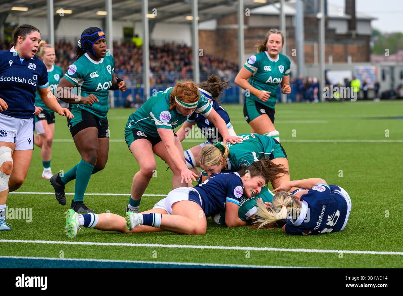 Edinburgh, Großbritannien. 26. April 2025 - Spieler des schottischen und irelanischen Rugby-Teams werden während des Spiels in einem Defensivattackieren gesehen. Irland wird während der ersten Hälfte des Spiels im 6 Nations-Spiel der Frauen im Hive-Stadion Scottish Gas Murrayfield die schottische Try-Linie angreifen. Quelle: Eastern Goodwin Media/Alamy Live News Stockfoto