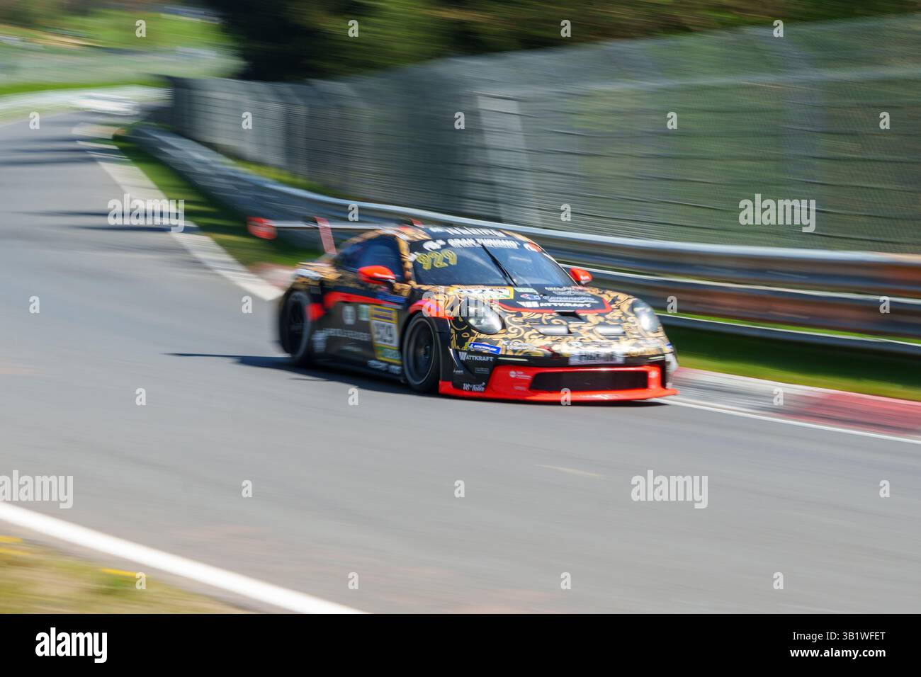 26.04.2025 Nürburgring Langstreckenrennen 2 (NLS), Nürburgring, Deutschland, Bild: # 929, Kkrämer Racing, Fidel Leib, Tobias Vazquez-Garcia, im Porsche 911 GT3 Cup Stockfoto