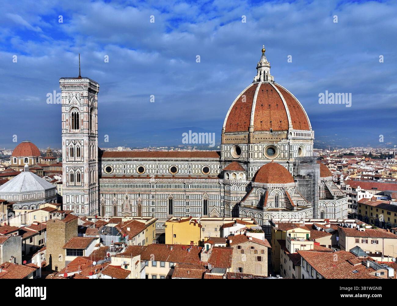 Blick aus der Vogelperspektive auf das historische Zentrum der Stadt Florenz mit der Kathedrale Santa Maria del Fiore und dem Dom von Florenz Stockfoto