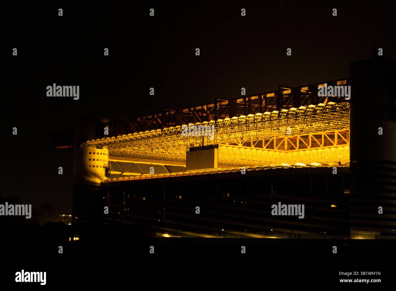 Nachtblick auf das San Siro Stadion in Mailand, beleuchtet durch das Licht der Spielfelgenheizung. Stockfoto