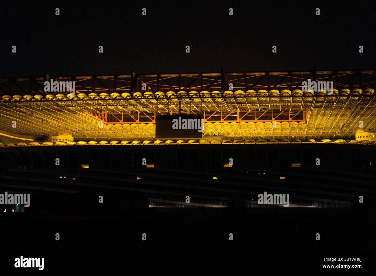 Nachtblick auf das San Siro Stadion in Mailand, beleuchtet durch das Licht der Spielfelgenheizung. Stockfoto