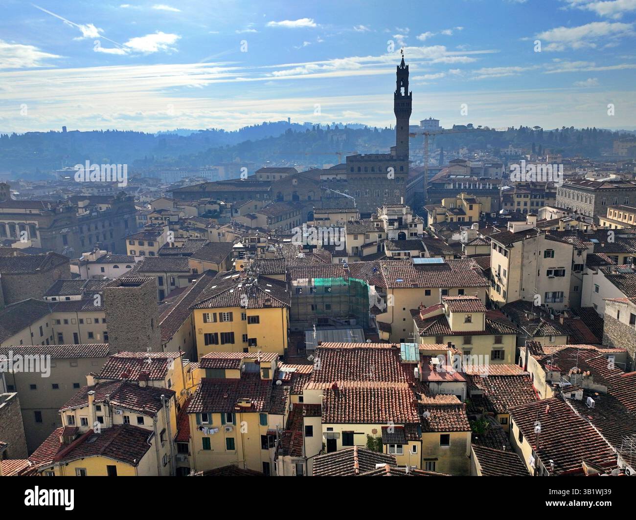 Aus der Vogelperspektive von Florenz mit Palazzo vecchio und dem Turm des Nationalmuseums Bargello, der Abtei des Florentiner Klosters im Vordergrund Stockfoto