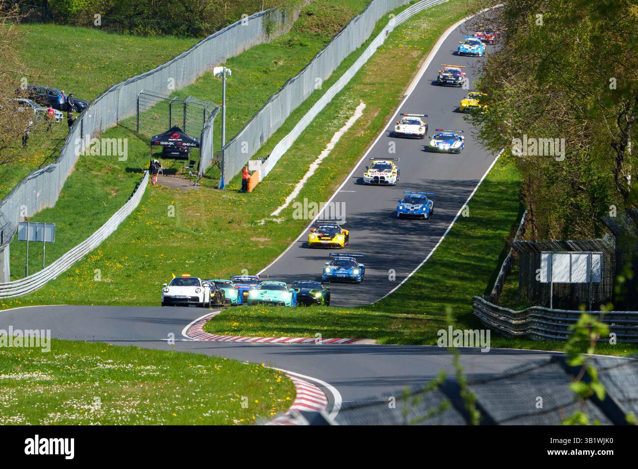 26.04.2025 Nürburgring Langstreckenrennen 2 (NLS), Nürburgring, Deutschland, Bild: Teilnehmer der Nürburgring Langstreckenserie (NLS) beim heutigen Rennen auf der Nordschleife. Eindrücke aus der Startphase, spannende Duelle auf der Strecke, Boxenstopps und dramatische Rennszenen bei wechselhaftem Wetter. Zahlreiche Teams verschiedener Fahrzeugklassen kämpfen um Positionen auf der legendären Nürburgring-Strecke. Die Zuschauer entlang der Strecke erleben ein aufregendes Motorsport-Event unter typischen Eifelbedingungen. Stockfoto