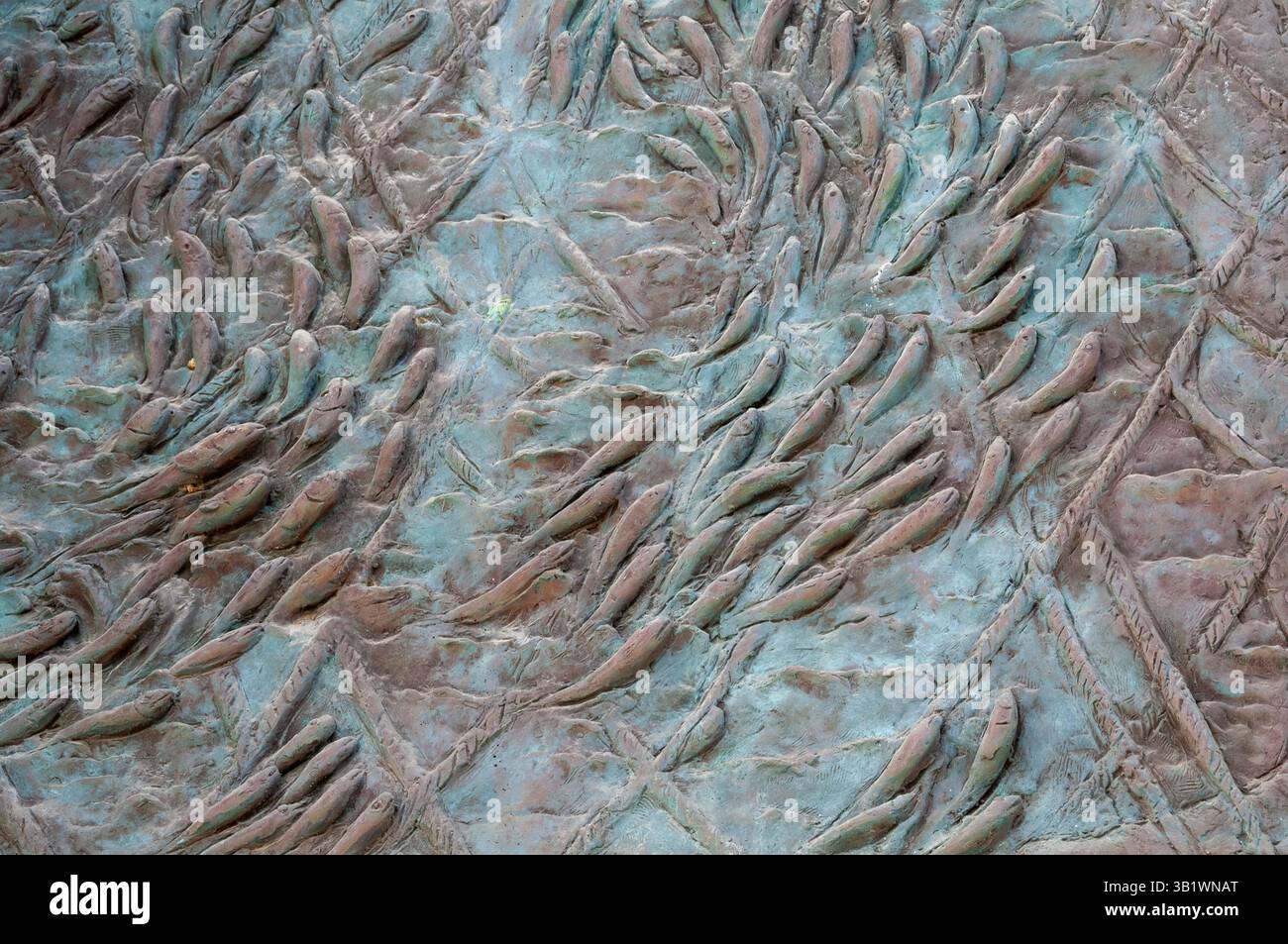 Detail der Bronzetür der Kirche San Pietro Apostolo in Cetara, geschaffen vom Künstlerpriester Battista Marello Stockfoto