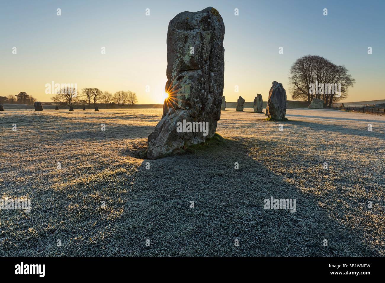 Stehende Steine am frostigen Wintermorgen bei Sonnenaufgang, Avebury, in der Nähe von Marlborough, Wiltshire, England, Vereinigtes Königreich, Europa Stockfoto