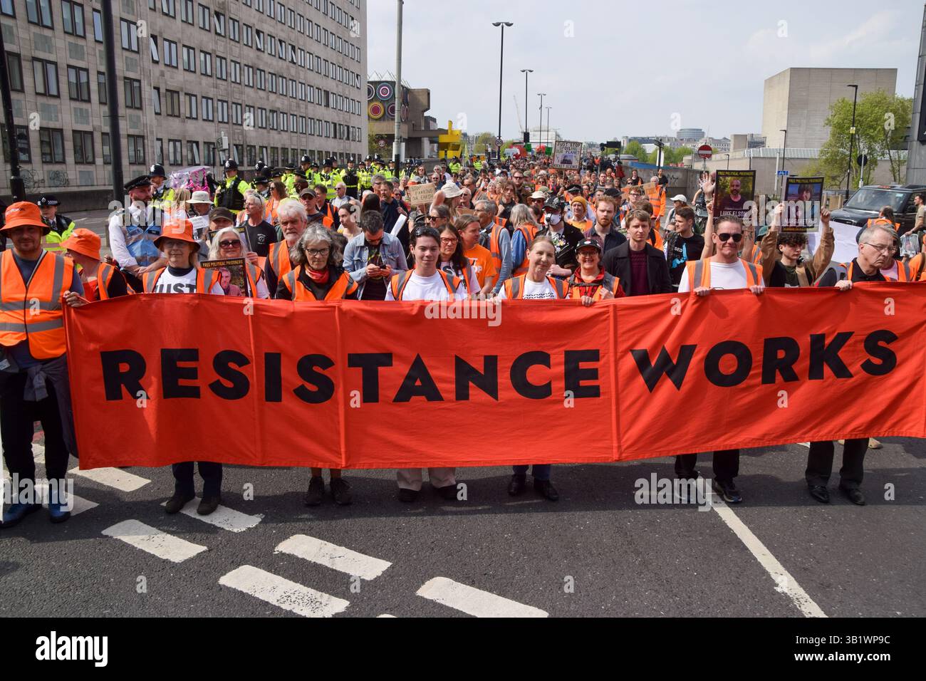 London, Großbritannien. April 2025. Halten Sie die Ölaktivisten einfach auf, über die Waterloo Bridge zu marschieren, während sie ihren letzten Protest inszenieren. Die Klimagruppe kündigte kürzlich an, die Protestaktionen einzustellen. Quelle: Vuk Valcic/Alamy Live News Stockfoto