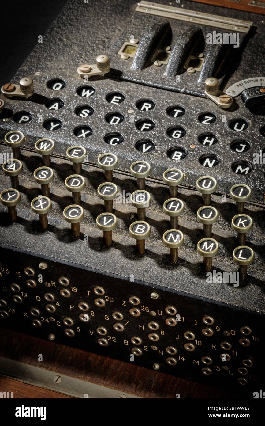 Historische Enigma Maschinenschreiber mit Tastatur als Detailaufnahme für Verschlüsselung, Rätsel und geheime Kommunikation im technologischen Wandel - auf d Stockfoto